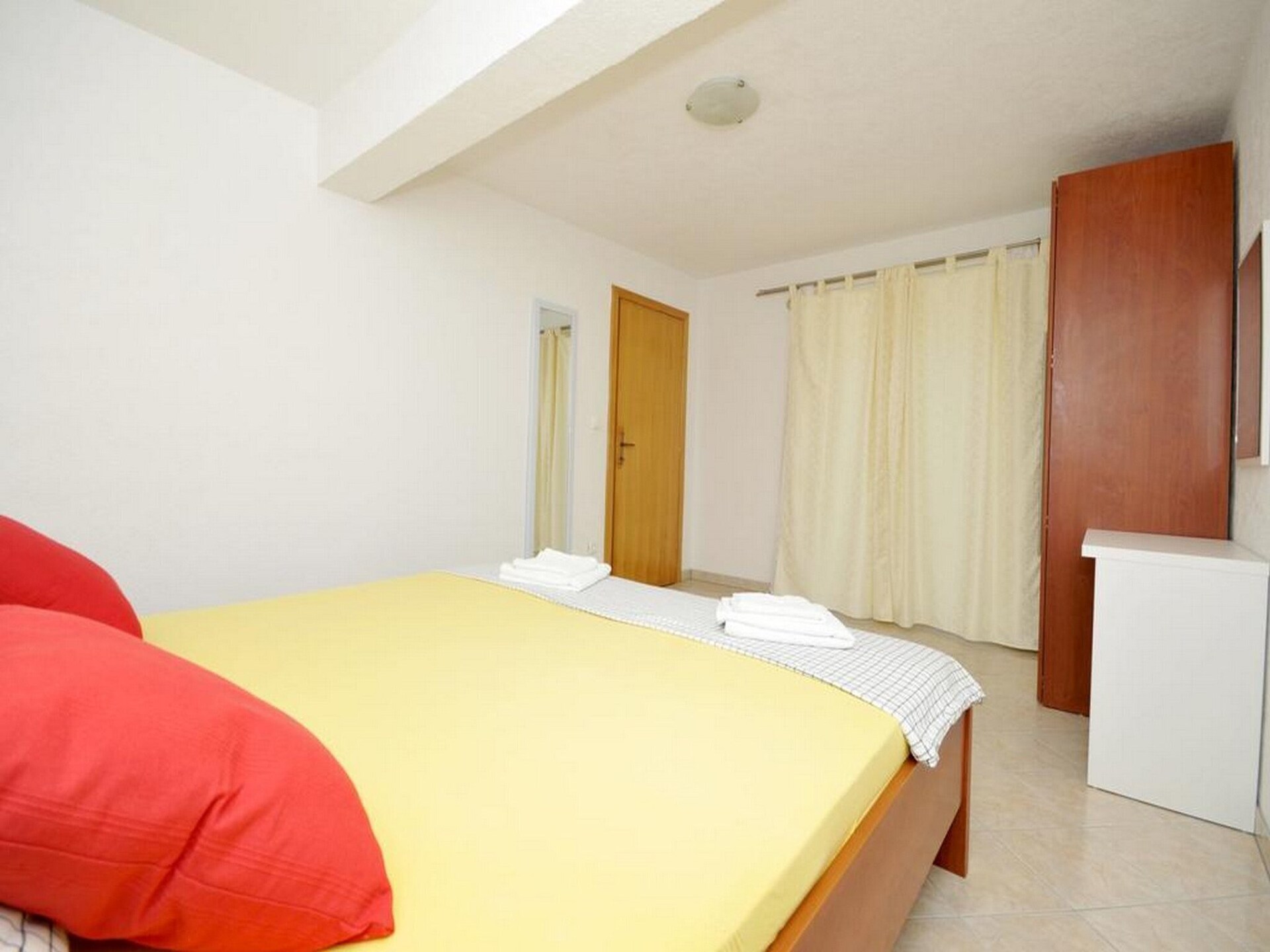Aan het strand: Comfortabel appartement in Okrug Gornji - foto 11