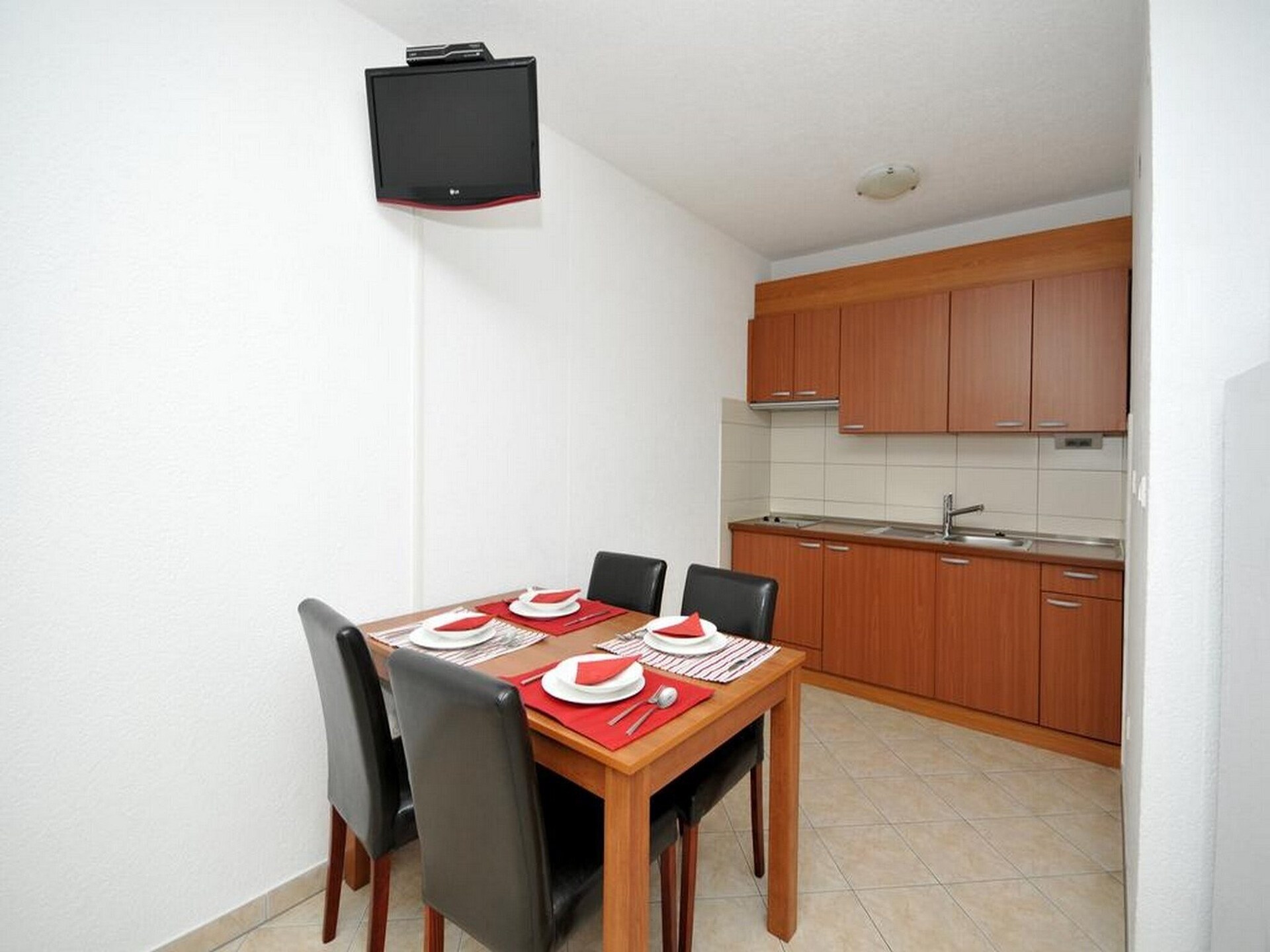 Aan het strand: Comfortabel appartement in Okrug Gornji - foto 4