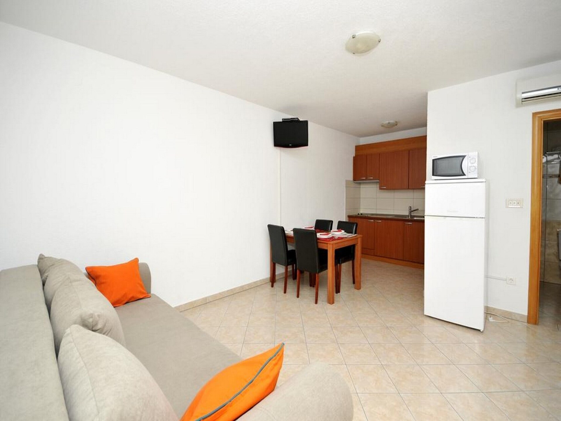 Aan het strand: Comfortabel appartement in Okrug Gornji - foto 7
