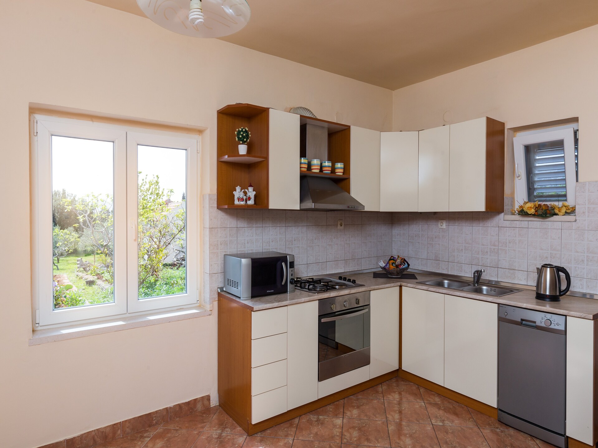 Ruim appartement met terras en tuinzicht in het rustige Banići, vlak bij zee - foto 2