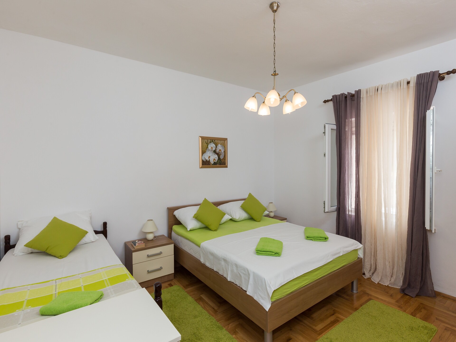 Ruim appartement met terras en tuinzicht in het rustige Banići, vlak bij zee - foto 6