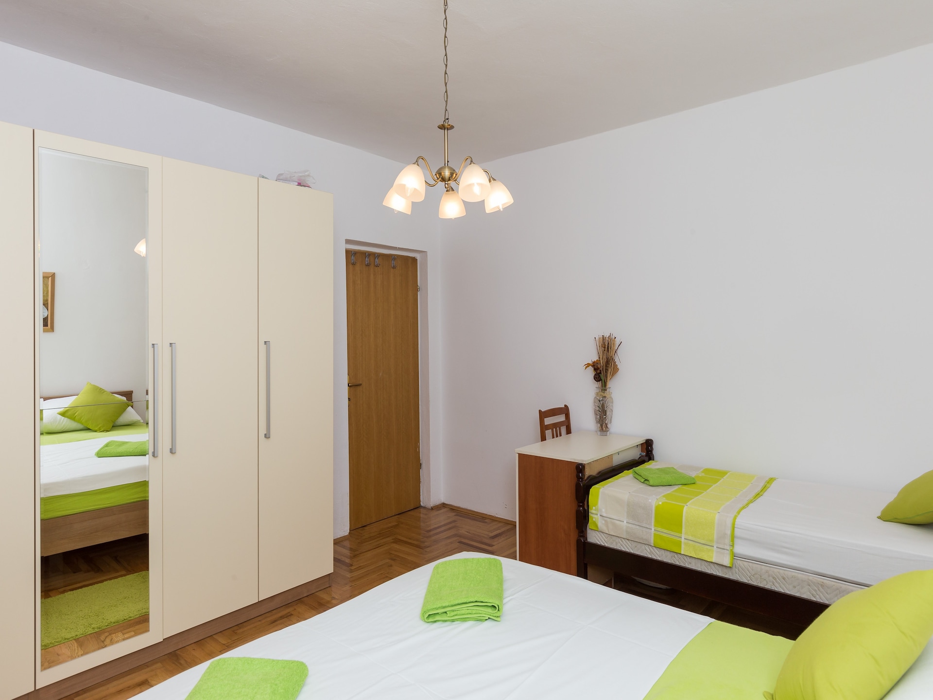 Ruim appartement met terras en tuinzicht in het rustige Banići, vlak bij zee - foto 5