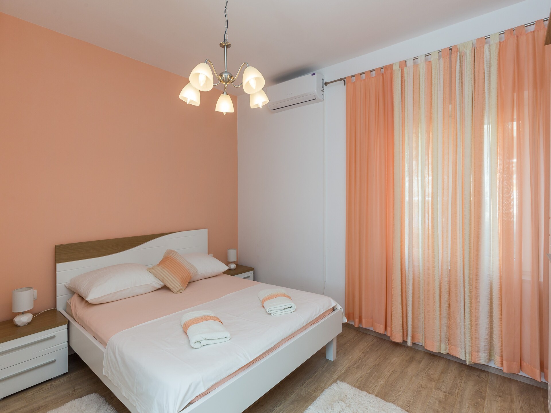 Ruim appartement met terras en tuinzicht in het rustige Banići, vlak bij zee - foto 4