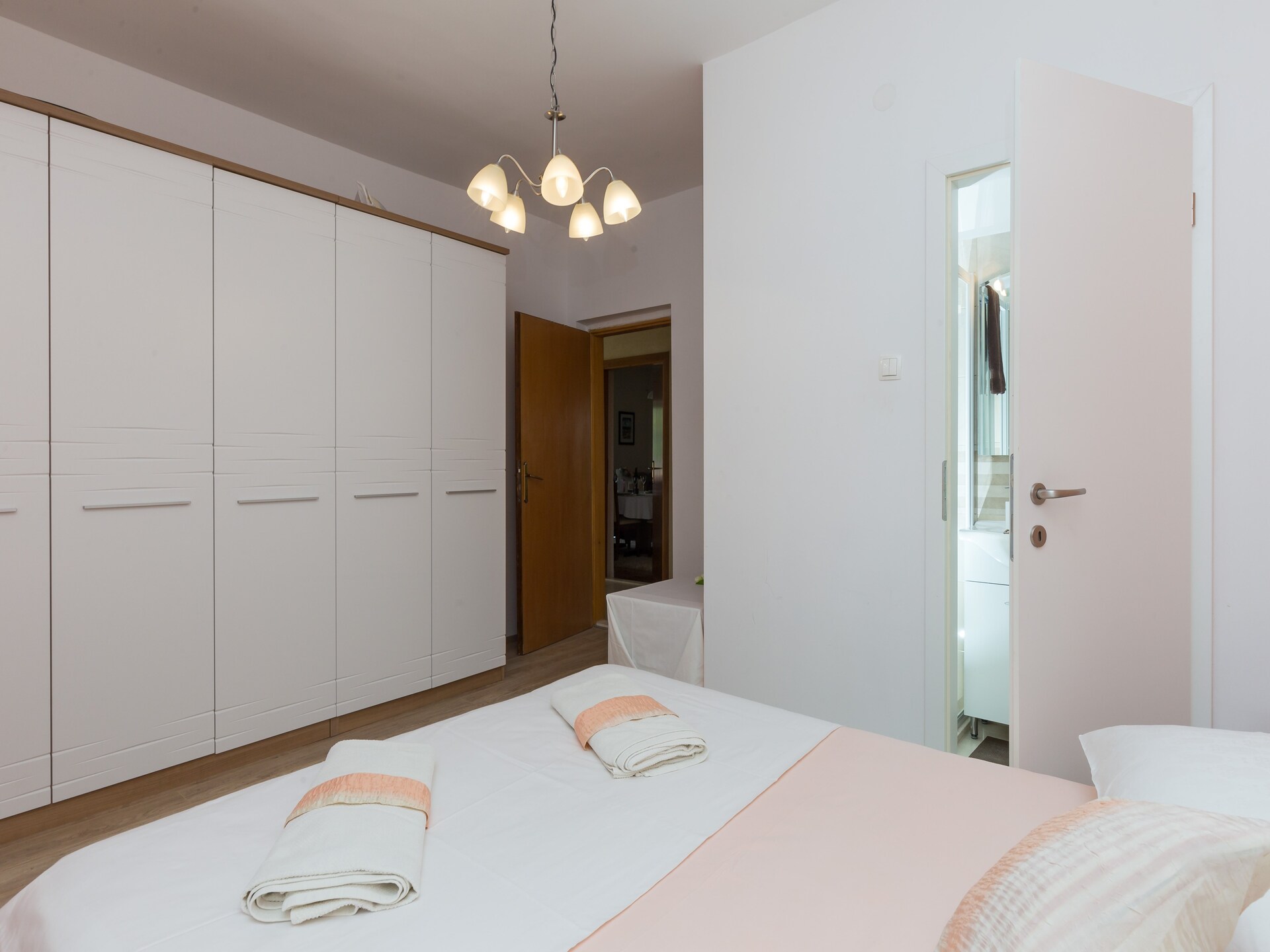 Ruim appartement met terras en tuinzicht in het rustige Banići, vlak bij zee - foto 3
