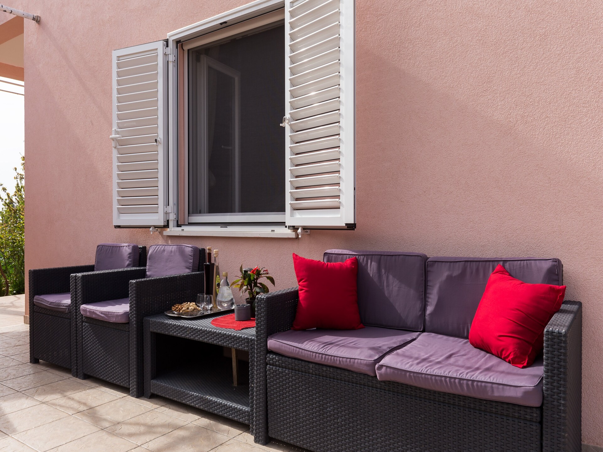Ruim appartement met terras en tuinzicht in het rustige Banići, vlak bij zee - foto 14