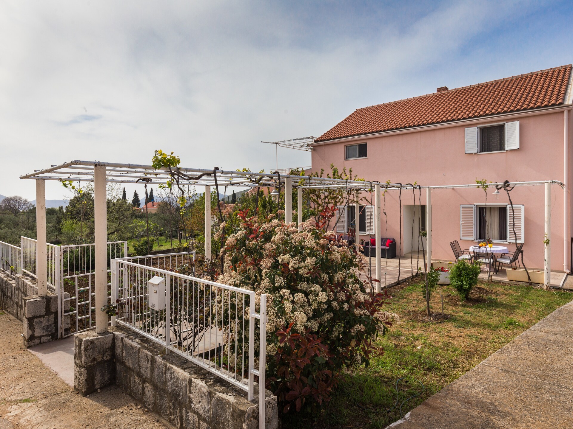 Ruim appartement met terras en tuinzicht in het rustige Banići, vlak bij zee - foto 17