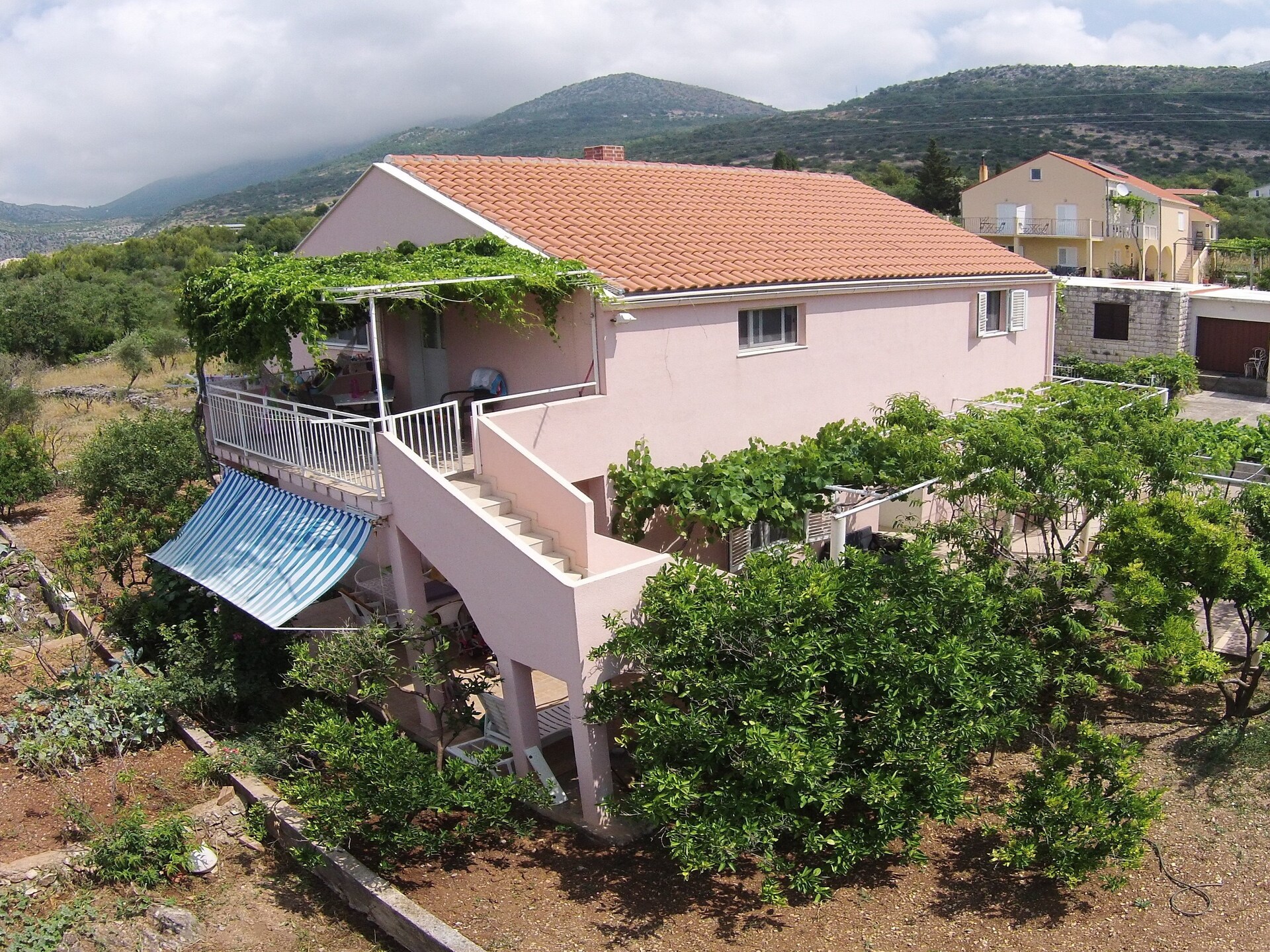 Ruim appartement met terras en tuinzicht in het rustige Banići, vlak bij zee - foto 19