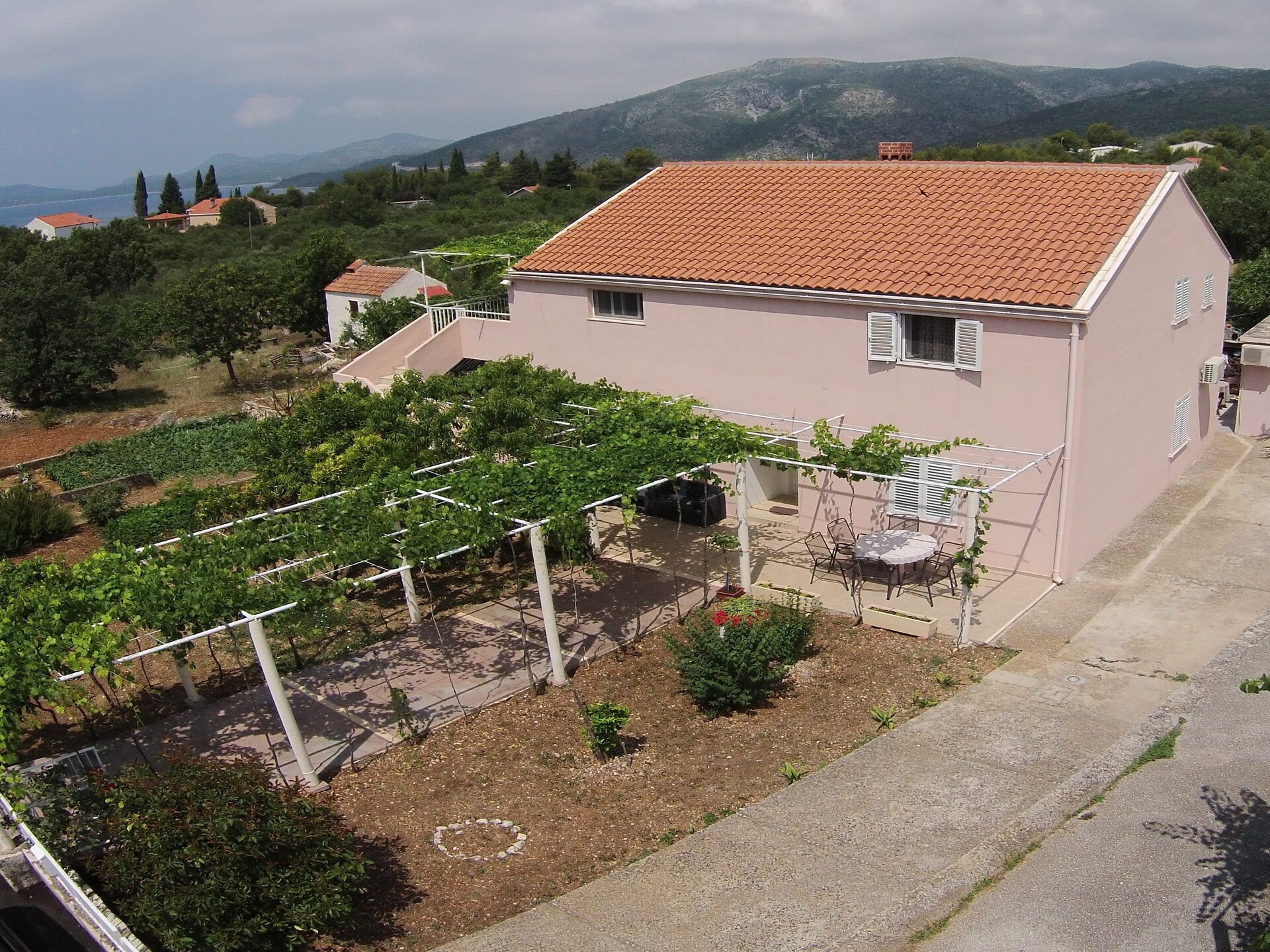 Ruim appartement met terras en tuinzicht in het rustige Banići, vlak bij zee - foto 20