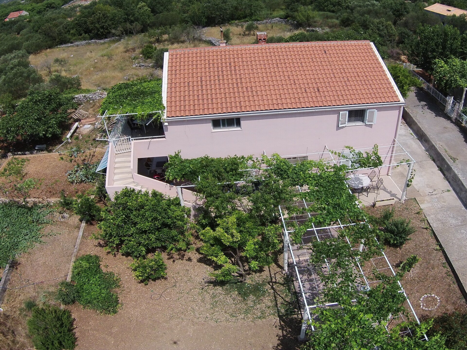 Ruim appartement met terras en tuinzicht in het rustige Banići, vlak bij zee - foto 21