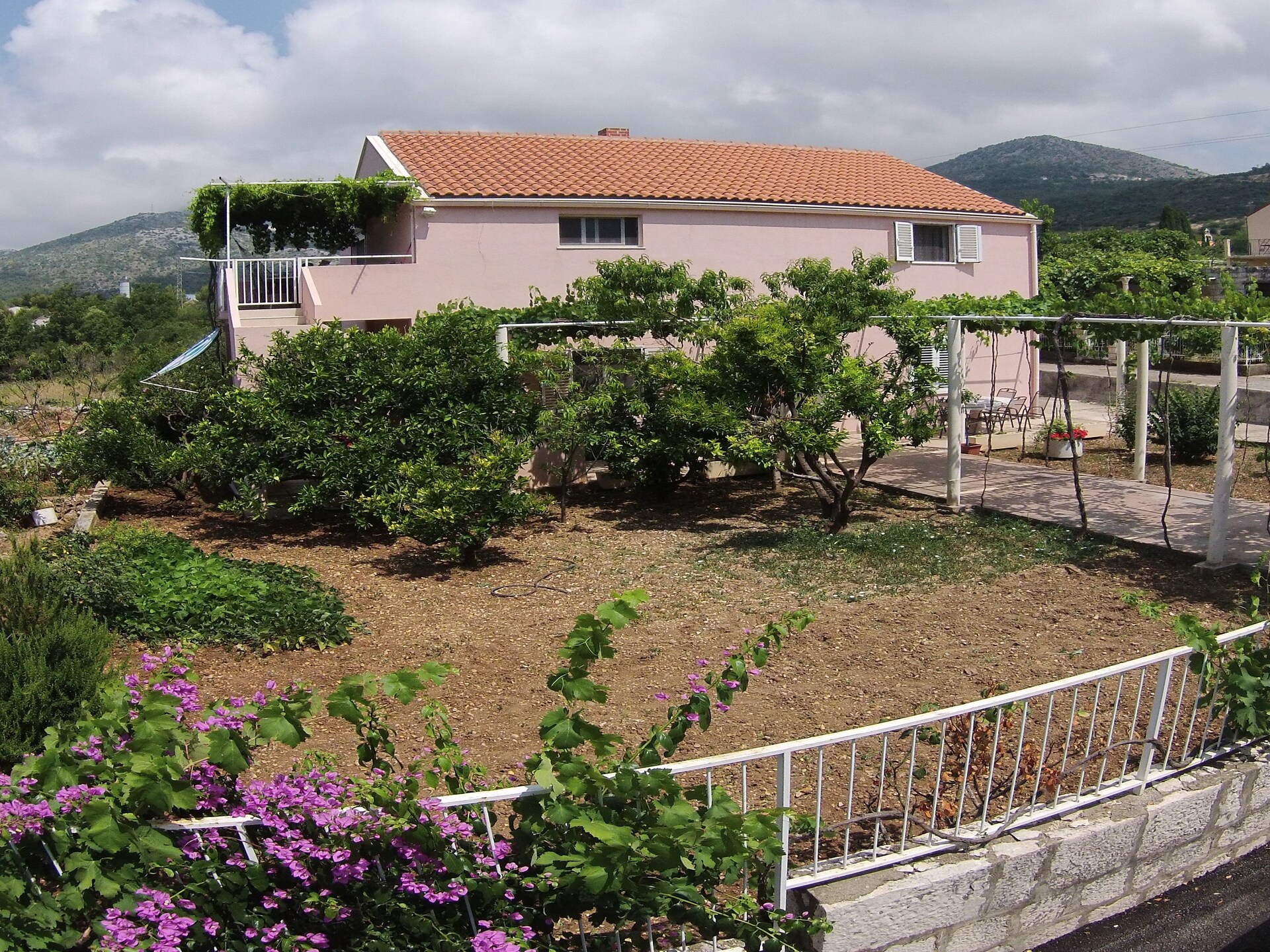 Ruim appartement met terras en tuinzicht in het rustige Banići, vlak bij zee - foto 22