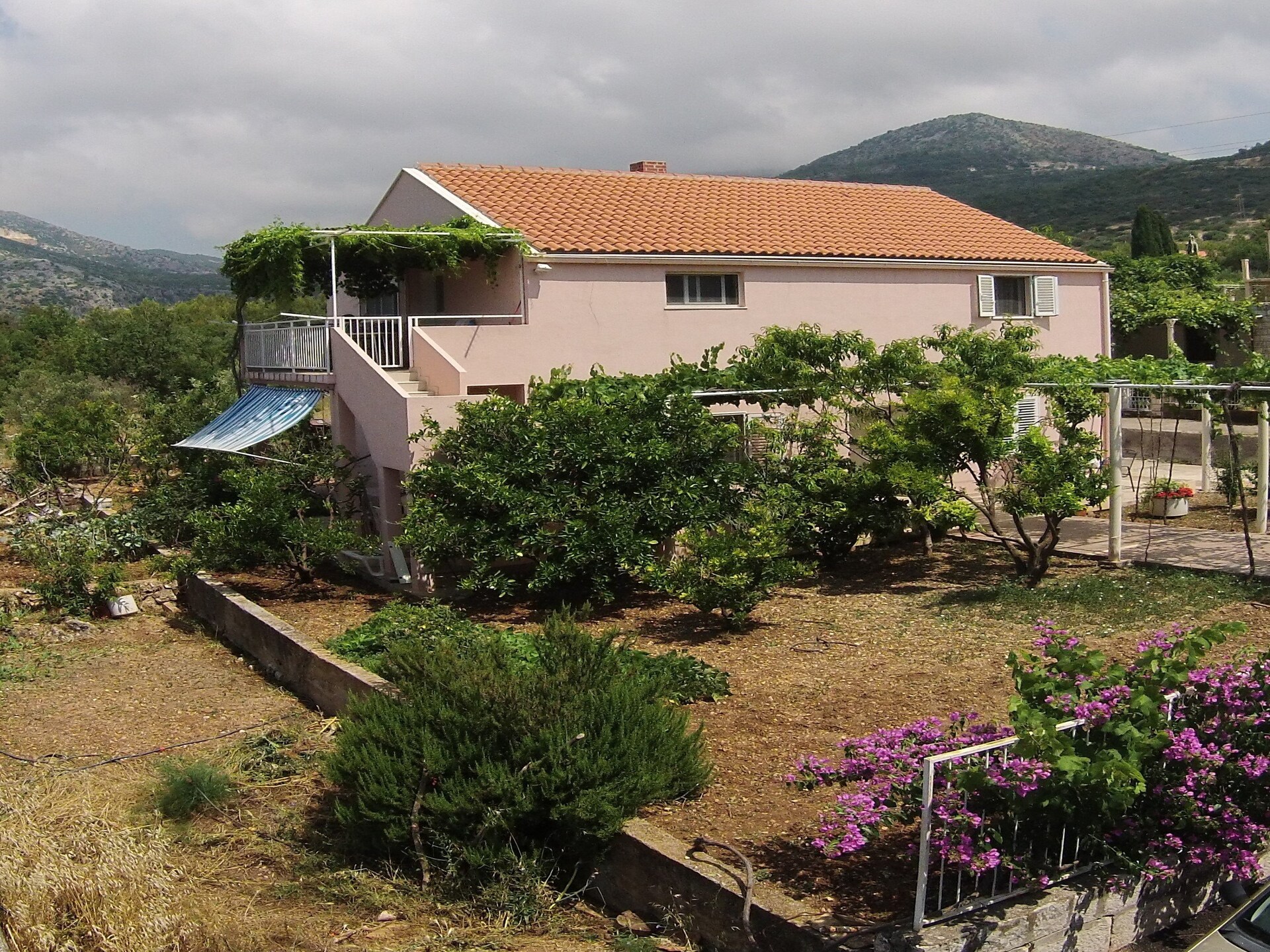 Ruim appartement met terras en tuinzicht in het rustige Banići, vlak bij zee - foto 23