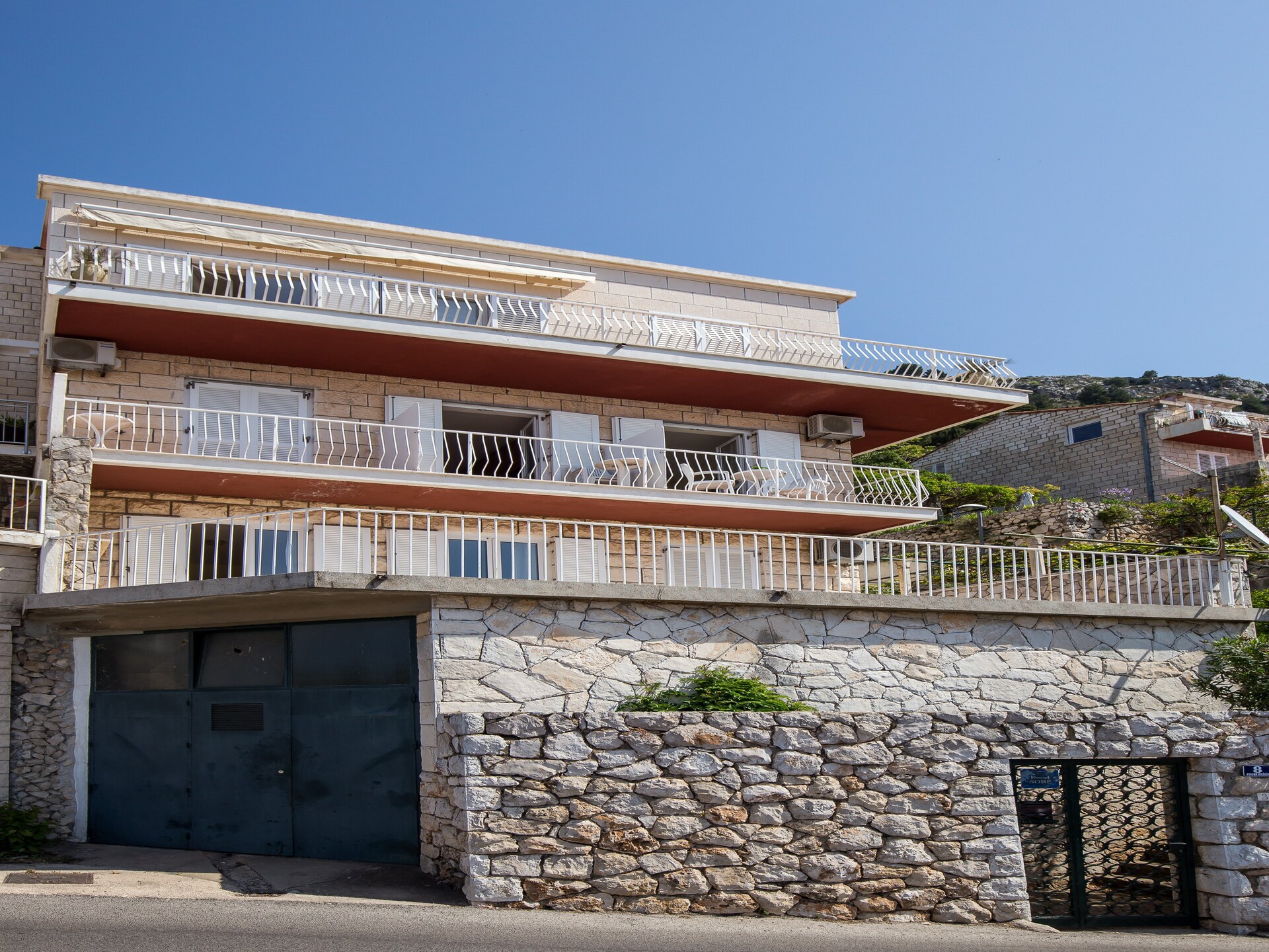 Dubrovnik kamer met balkon en uitzicht op zee, vlakbij strand - foto 8
