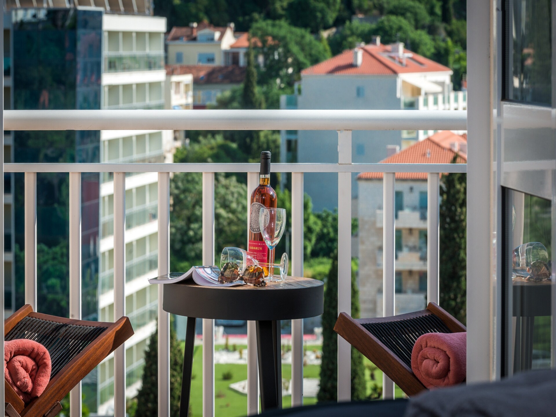 Modern appartement met deels zeezicht en terras op loopafstand van strand - foto 27