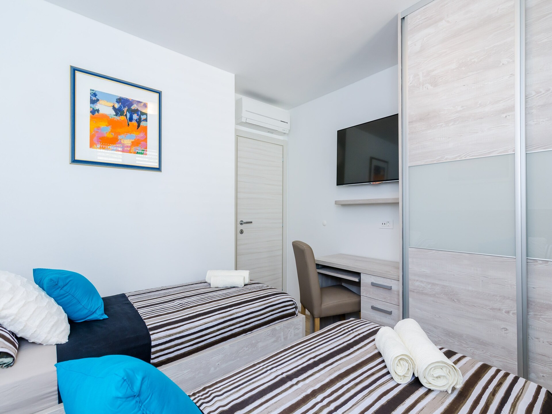Ruim appartement met balkon en adembenemend zeezicht in Ploče, vlakbij de oude stad - foto 16