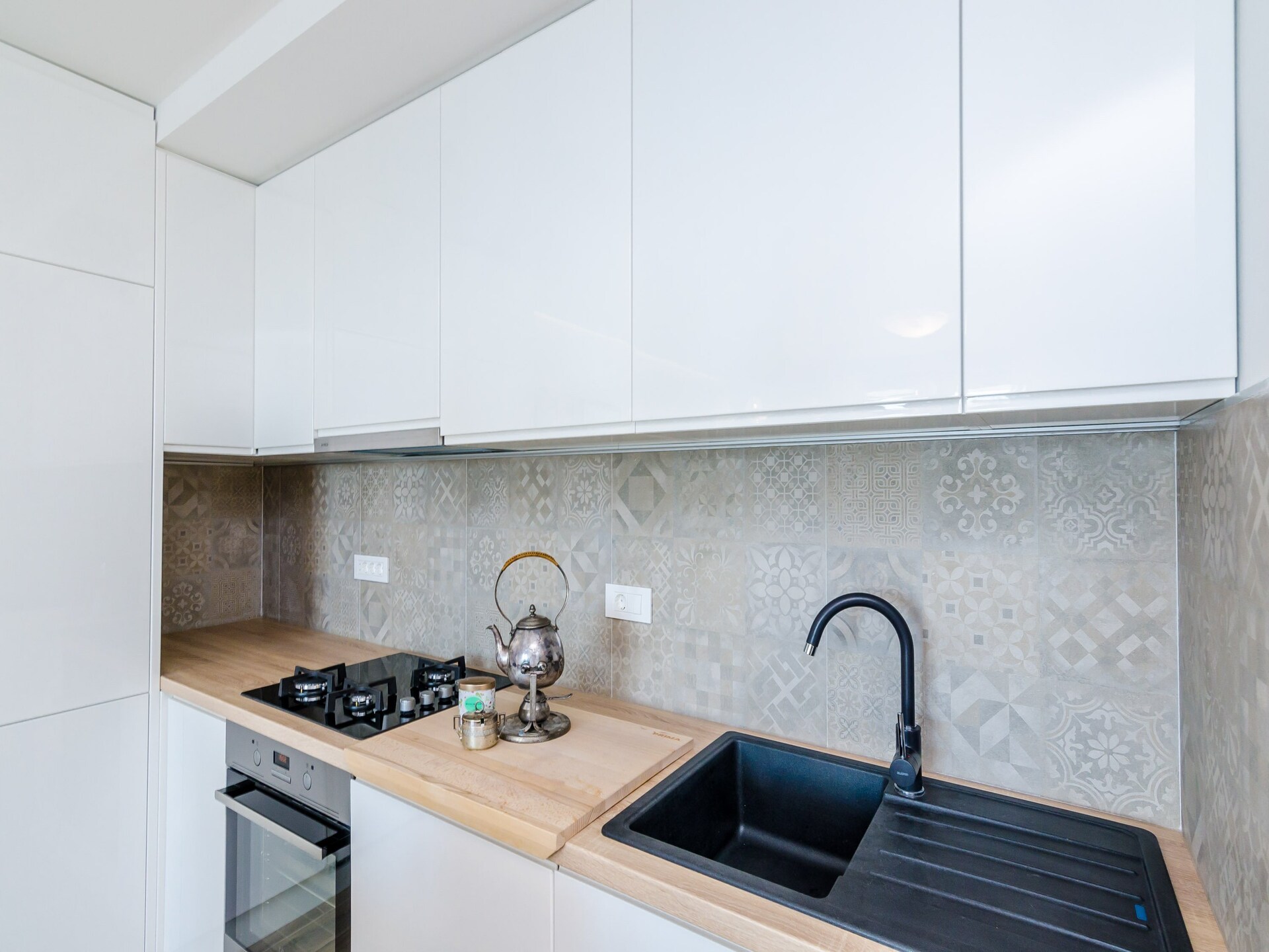Ruim appartement met balkon en adembenemend zeezicht in Ploče, vlakbij de oude stad - foto 11