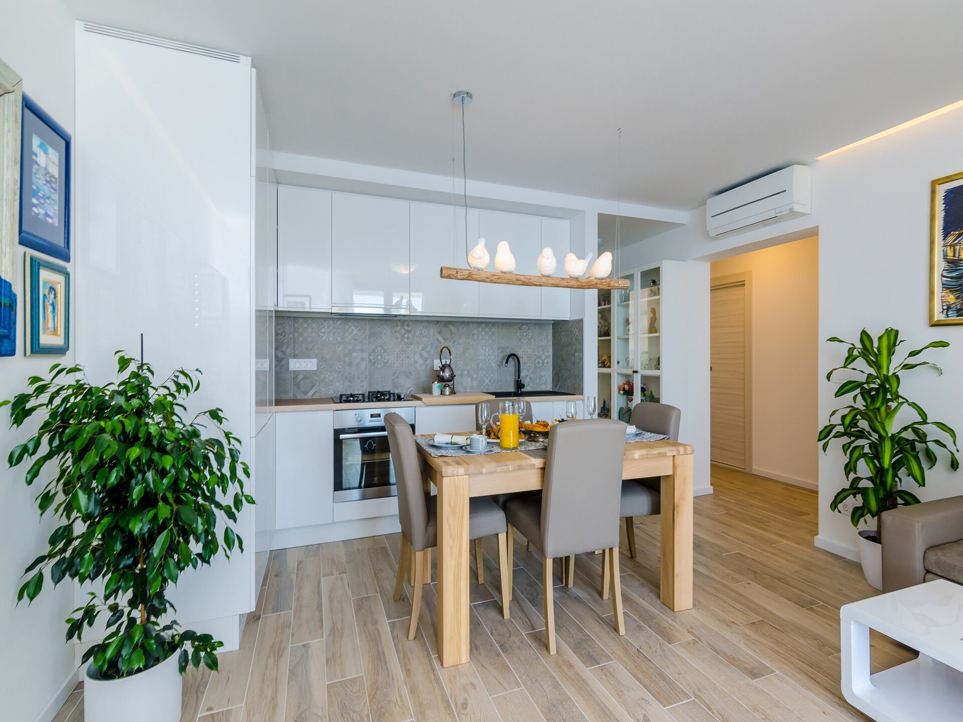 Ruim appartement met balkon en adembenemend zeezicht in Ploče, vlakbij de oude stad - foto 2
