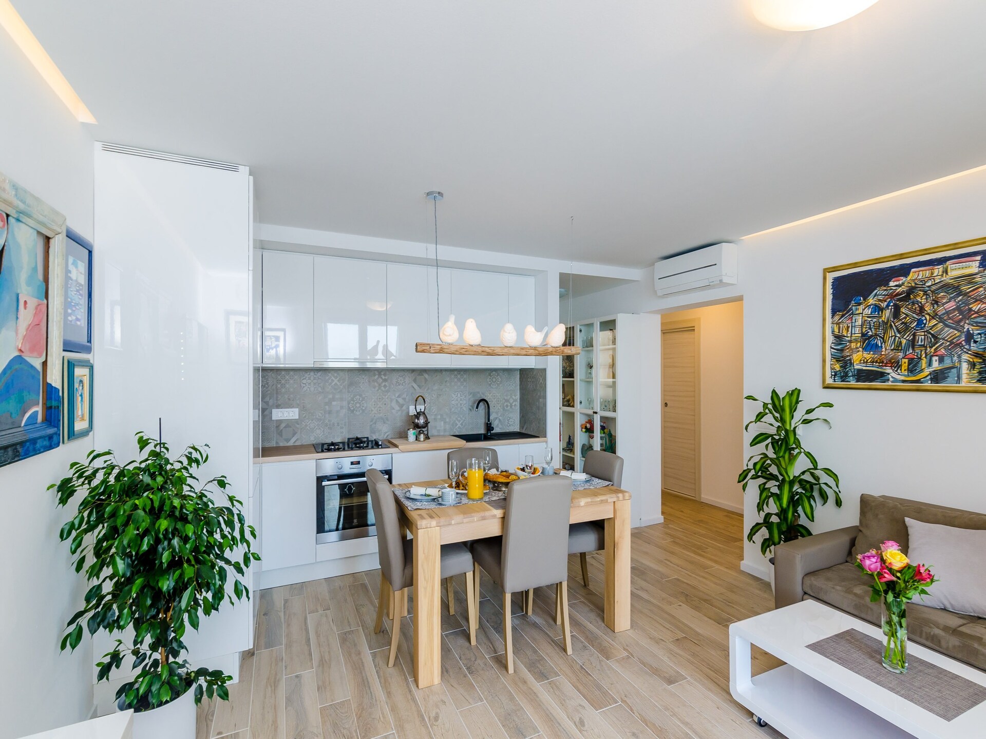 Ruim appartement met balkon en adembenemend zeezicht in Ploče, vlakbij de oude stad - foto 9