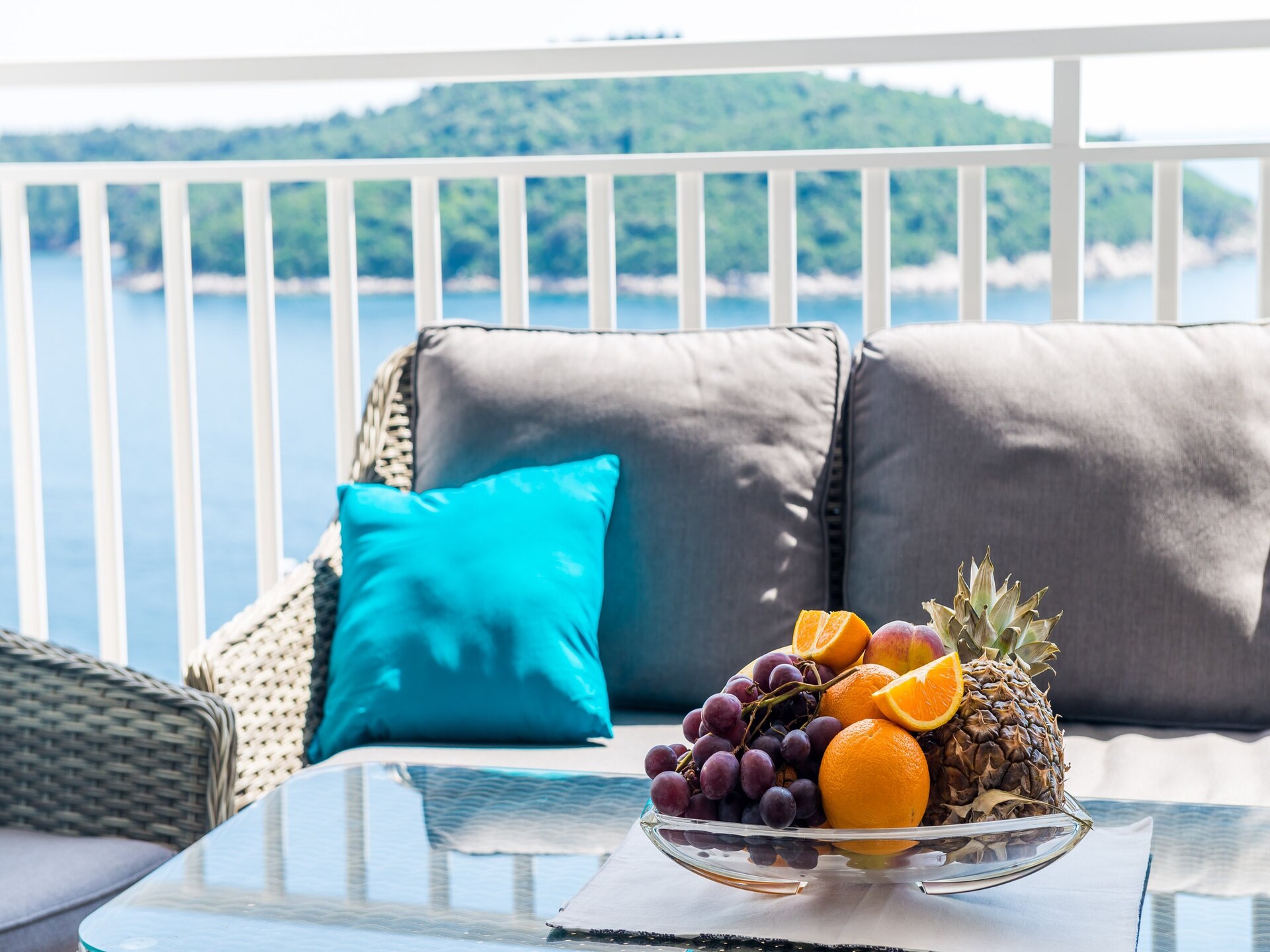 Ruim appartement met balkon en adembenemend zeezicht in Ploče, vlakbij de oude stad - foto 1
