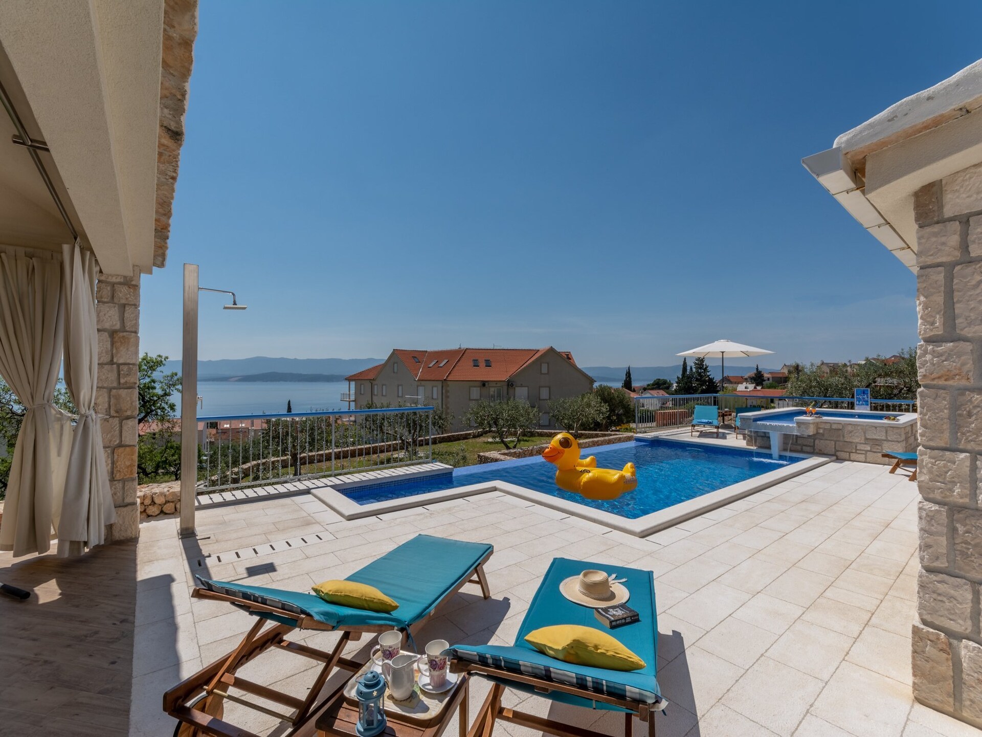 Villa Blue Sky in Bol: Ruimte, privacy en twee verwarmde zwembaden aan zee - foto 36