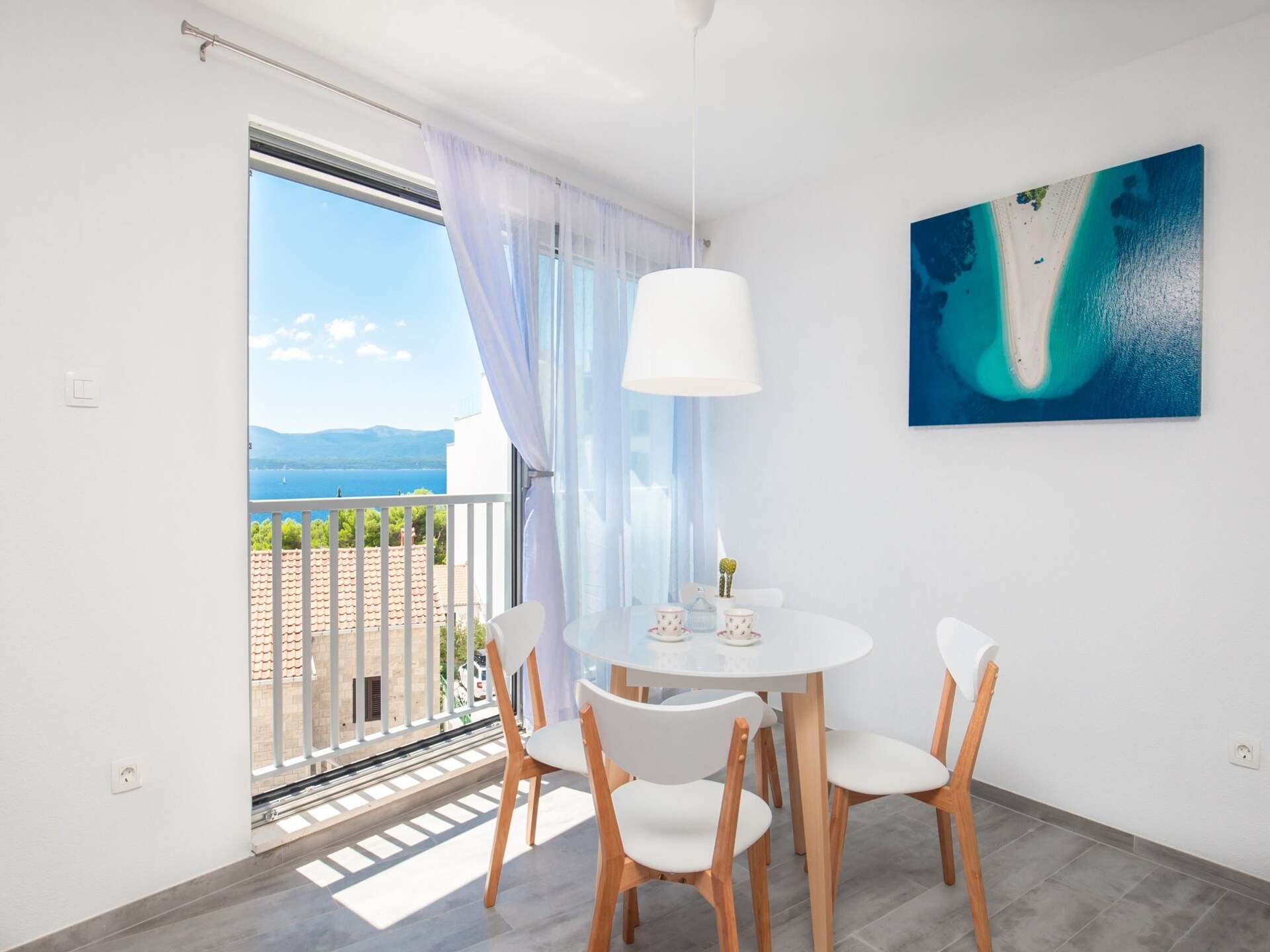 Licht appartement met gedeeltelijk zeezicht in Bol, vlakbij Zlatni Rat - foto 1