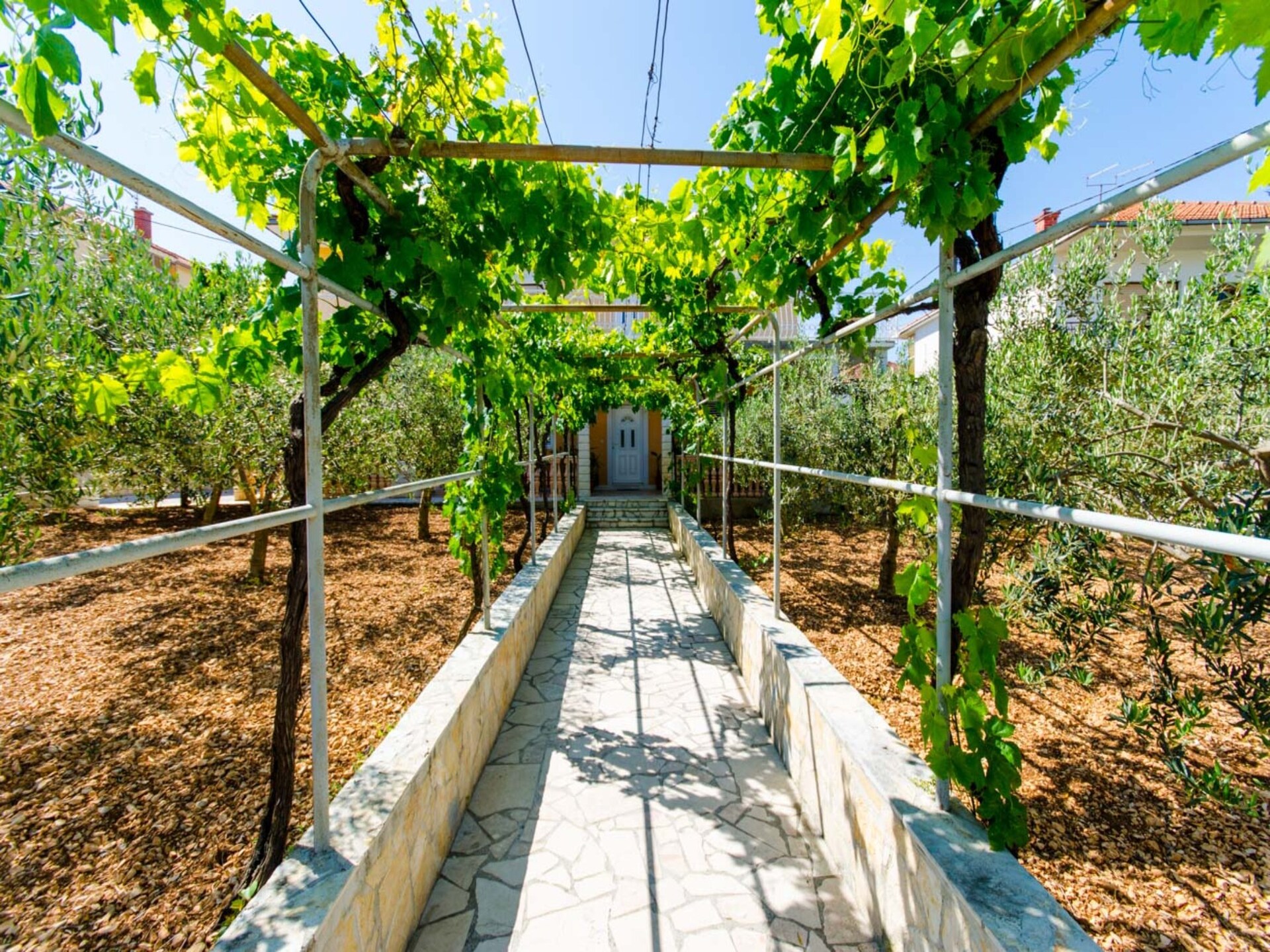 Knus appartement met zonnig terras op 200 meter van het strand in Trogir - foto 12
