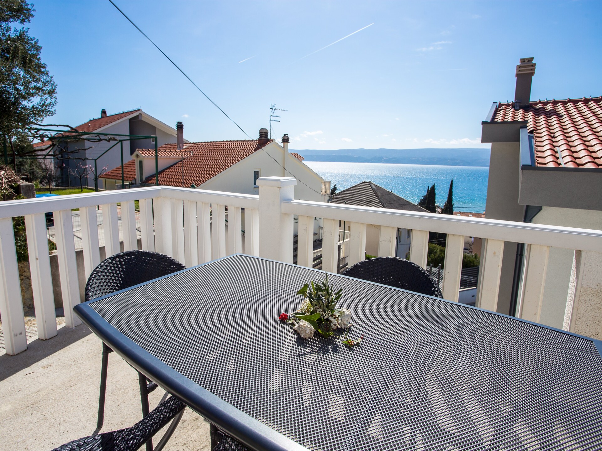 Ruim appartement met balkon en zeezicht op 200m van strand in Omis - foto 1