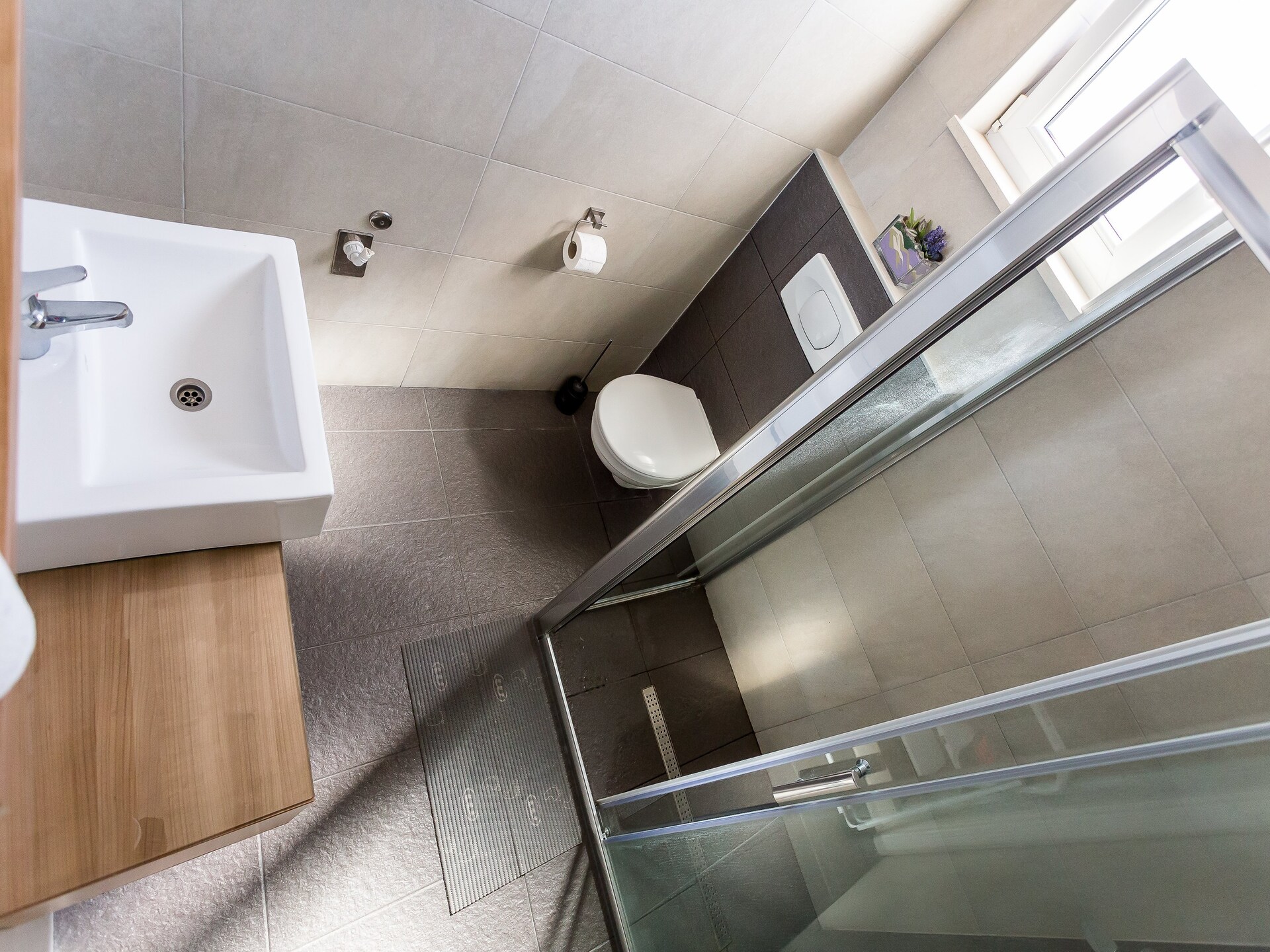 Ruim appartement met balkon en zeezicht op 200m van strand in Omis - foto 17