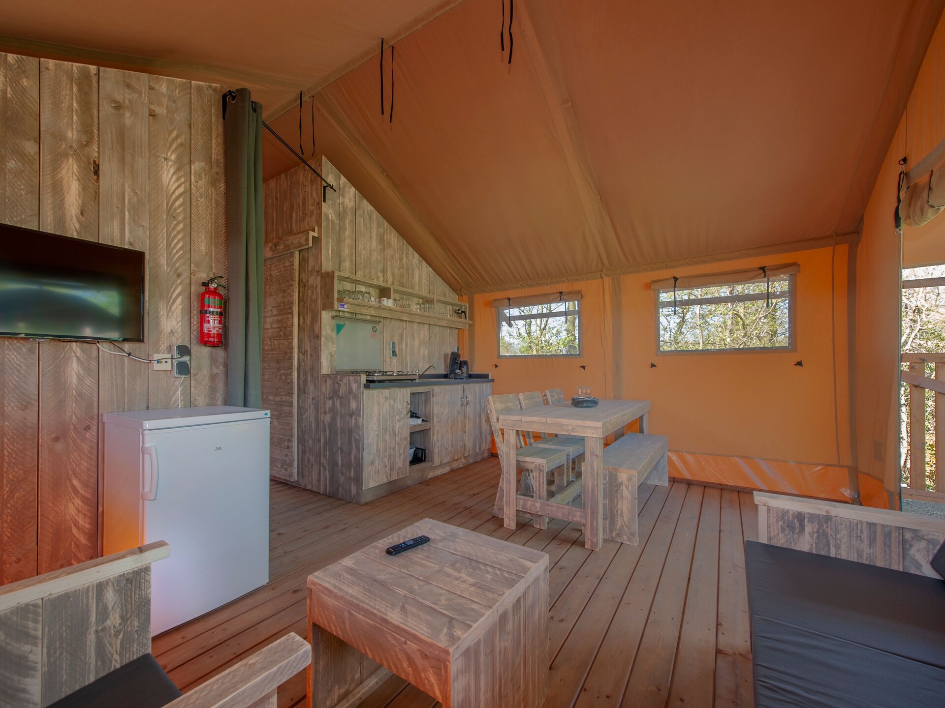 Safaritent met 3 slaapkamers op Vakantiepark Hunzedal in Borger - foto 11
