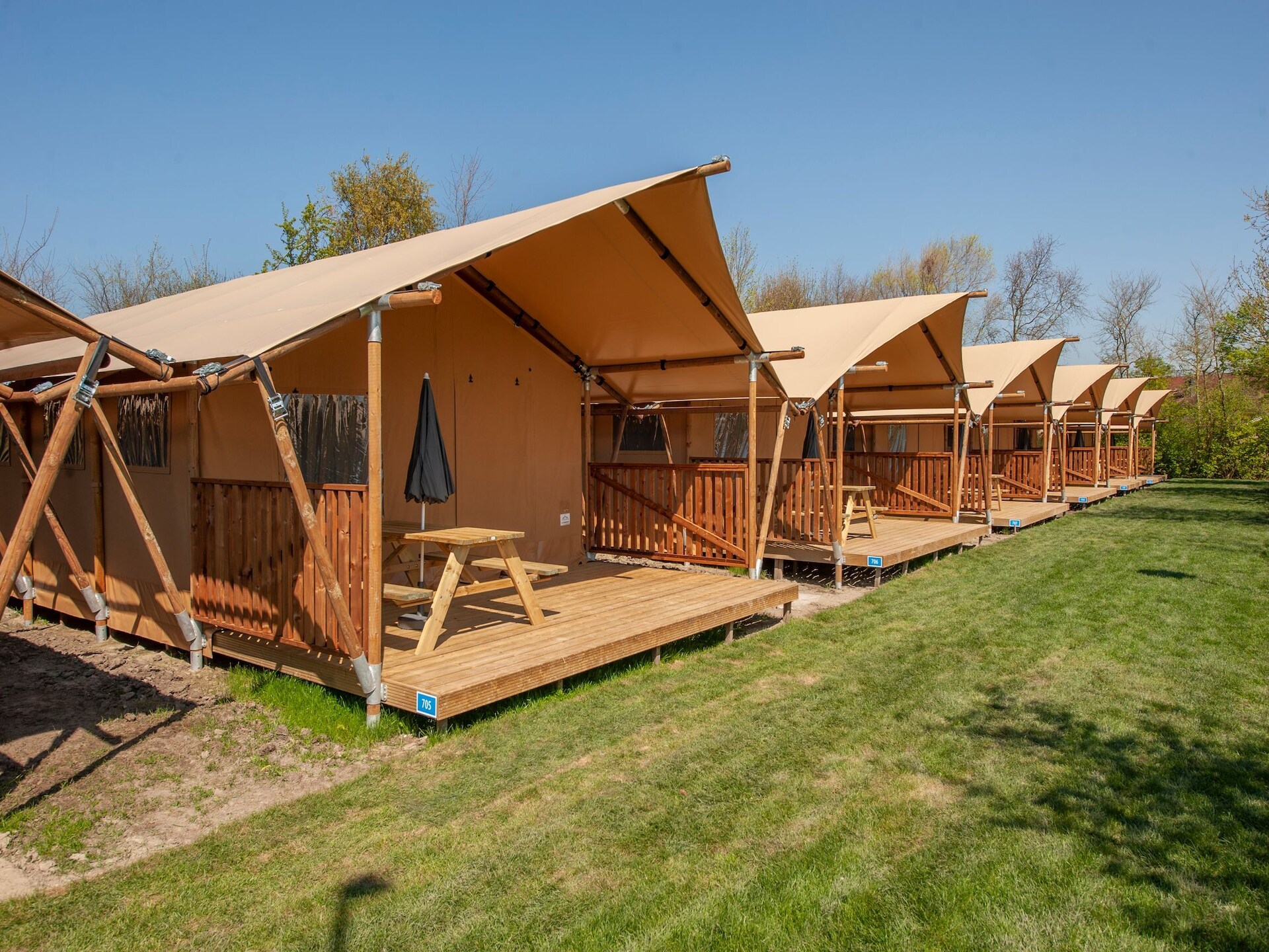Safaritent met 3 slaapkamers op Vakantiepark Hunzedal in Borger - foto 6