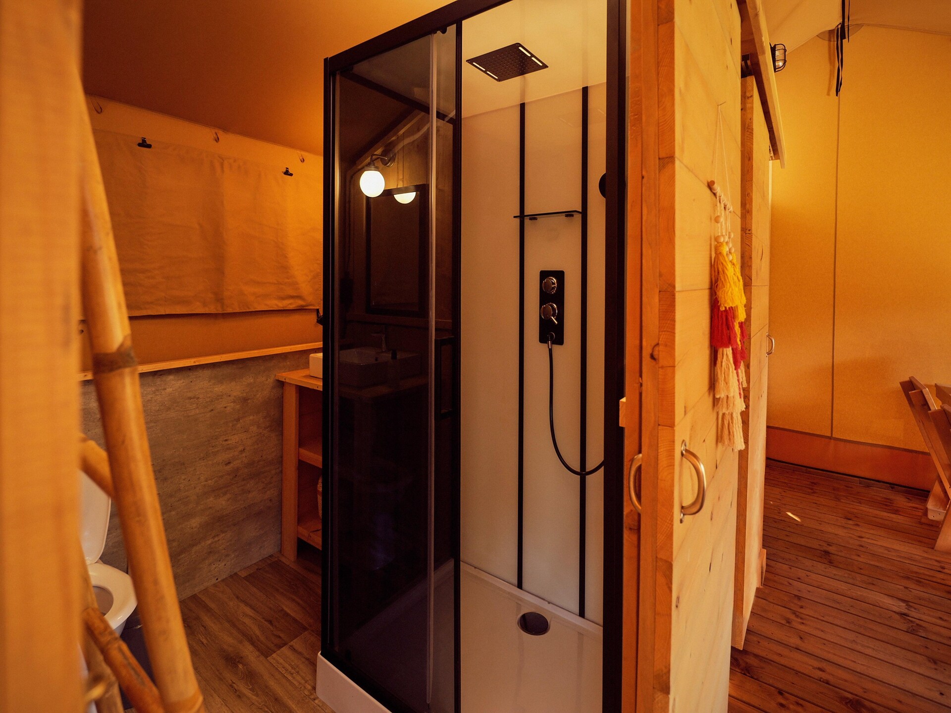 Ruime glampingtent voor 7 personen op Resort de Parel in Zeewolde - foto 12