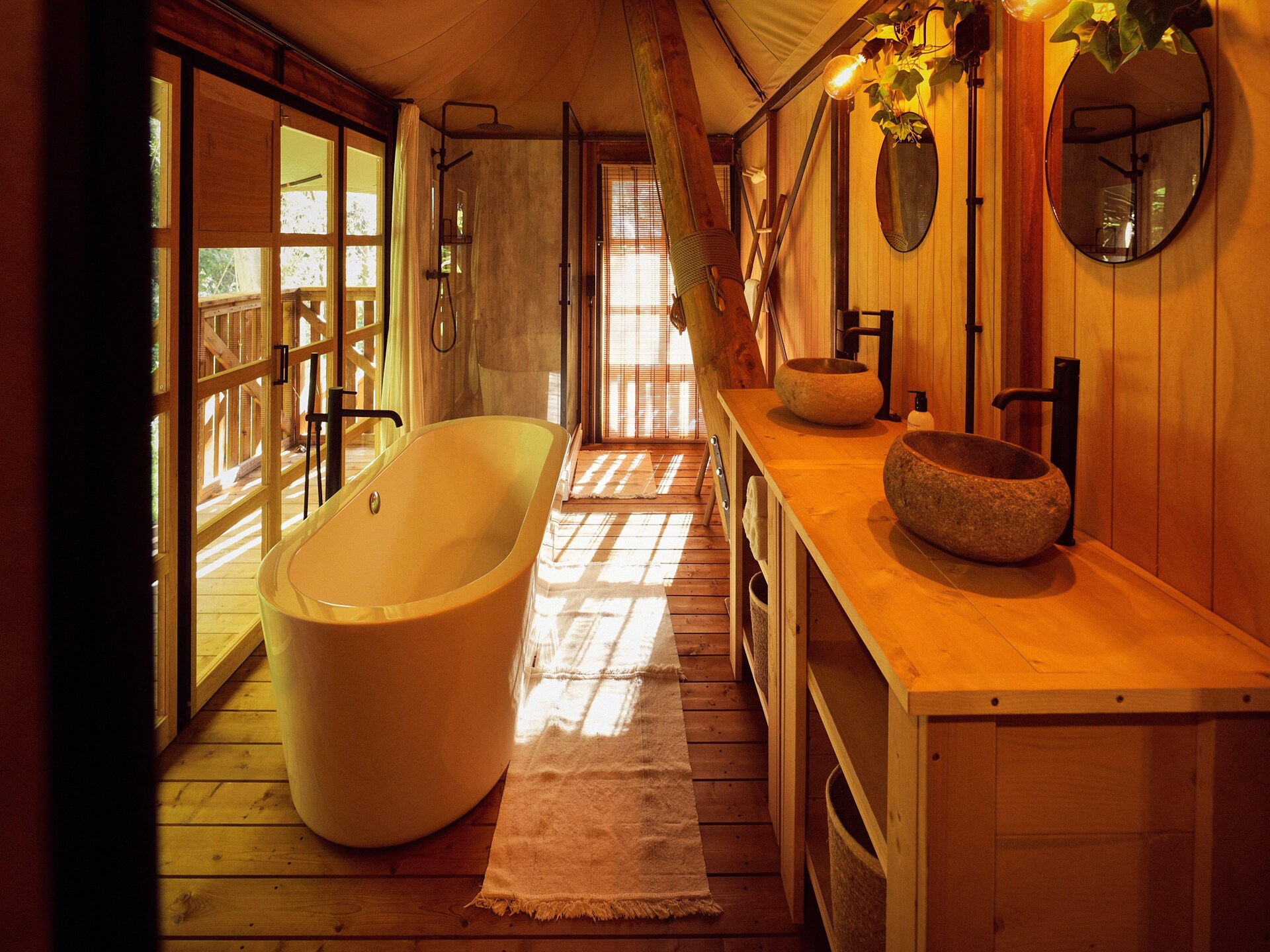 Luxe glampingtent met 3 badkamers en balkon op Resort de Parel in Zeewolde - foto 11