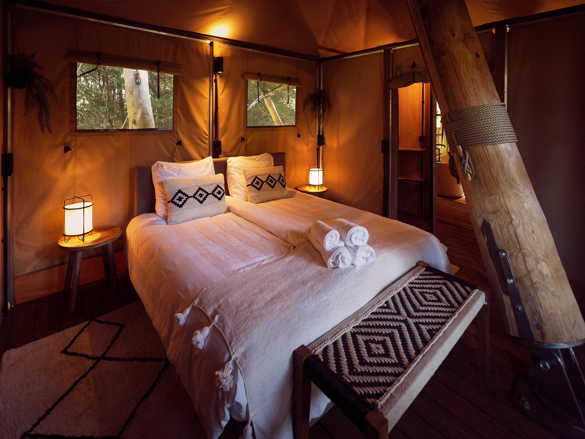 Luxe glampingtent met 3 badkamers en balkon op Resort de Parel in Zeewolde - foto 4