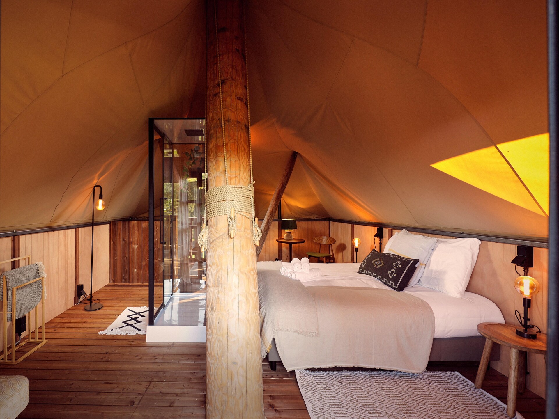 Luxe glampingtent met 3 badkamers en balkon op Resort de Parel in Zeewolde - foto 8