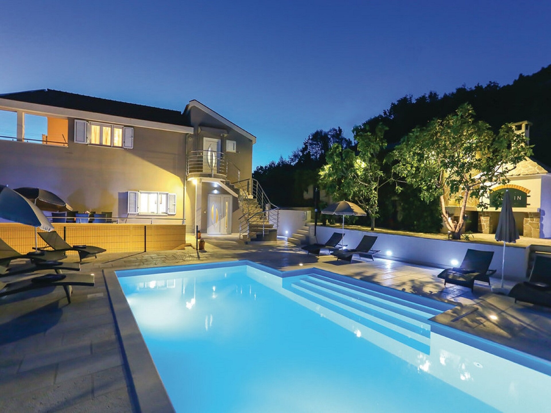 Ruime vier-slaapkamer villa met privézwembad en uitzicht bij Split - foto 28