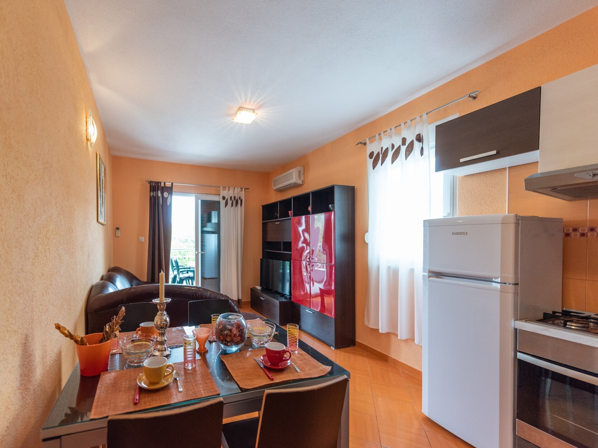 Ruim appartement met balkon vlakbij zee in Vinisce - foto 4