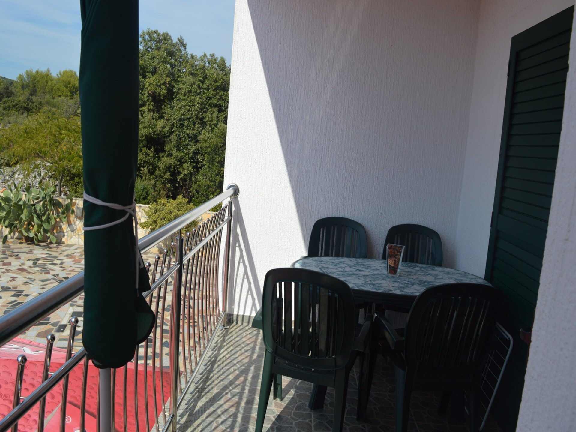 Ruim appartement met balkon vlakbij zee in Vinisce - foto 9