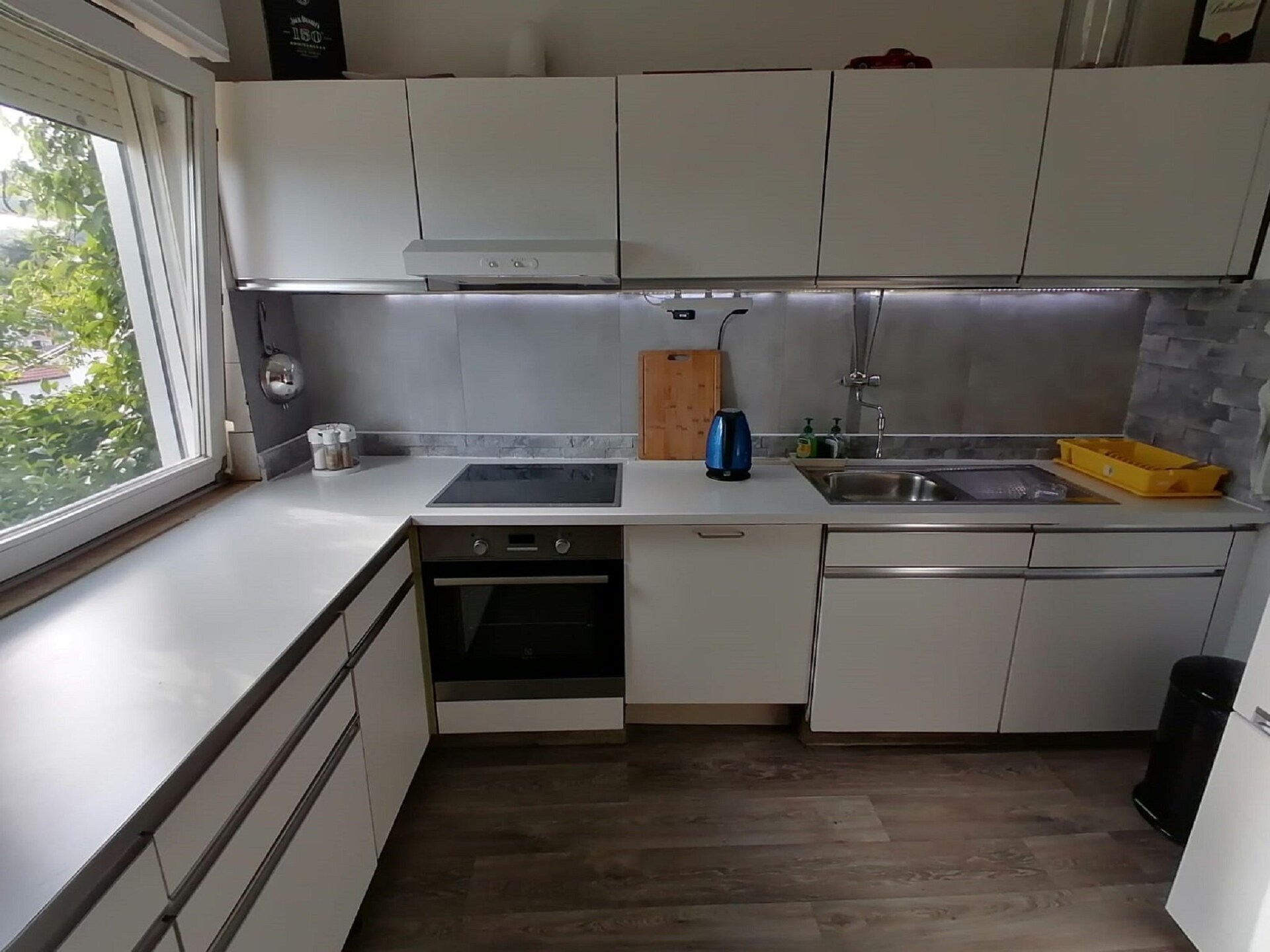 Appartement met zeezicht en gedeeld zwembad – direct aan zee in Sumpetar - foto 1