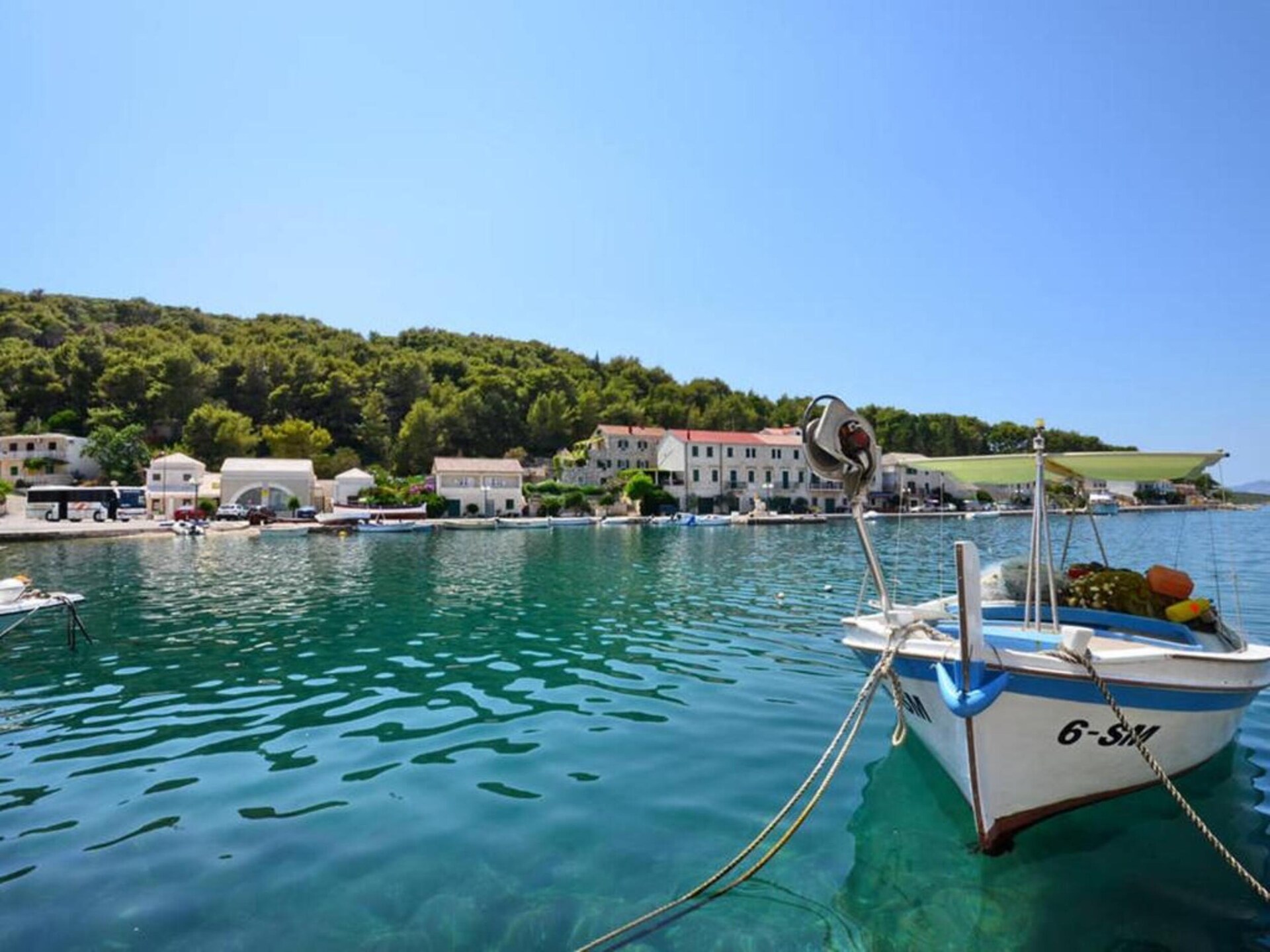 Studio aan zee in Povlja, Brač – 50m van strand met terras en BBQ - foto 18