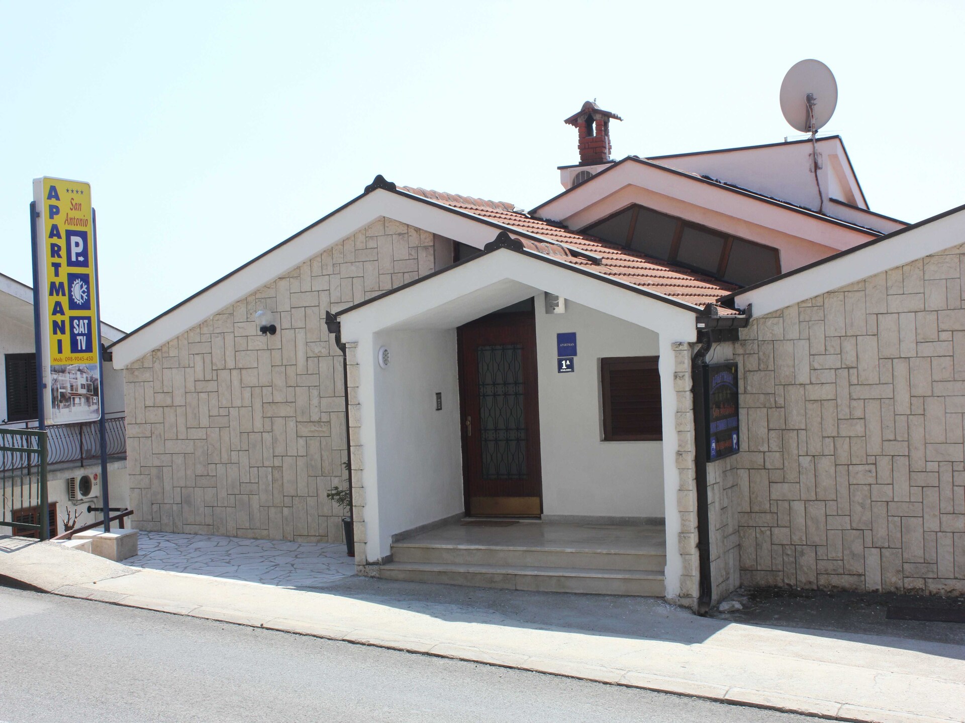 Knusse Deluxe Kamer met Terras nabij Strand Ploče – Geschikt voor 4 Personen - foto 5