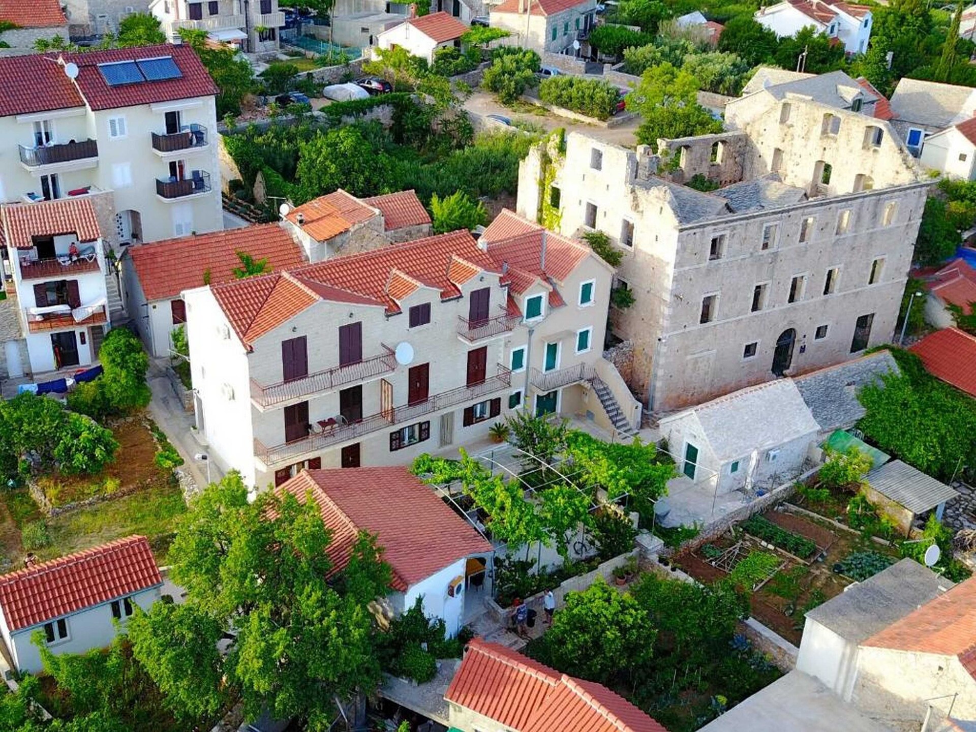 Knus appartement met balkon op 200m van zee in Bol, Brač - foto 9
