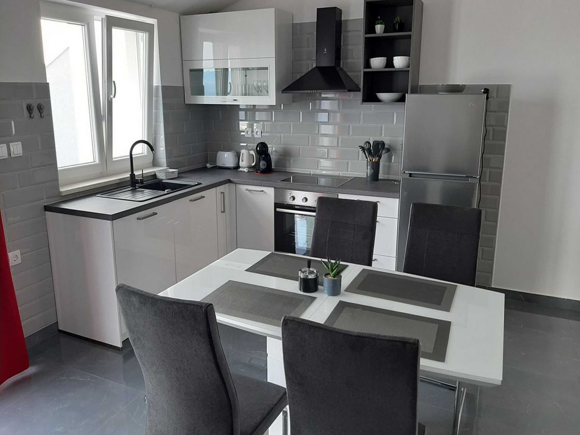 4-persoons appartement in Jelsa met terras en zeezicht - foto 2