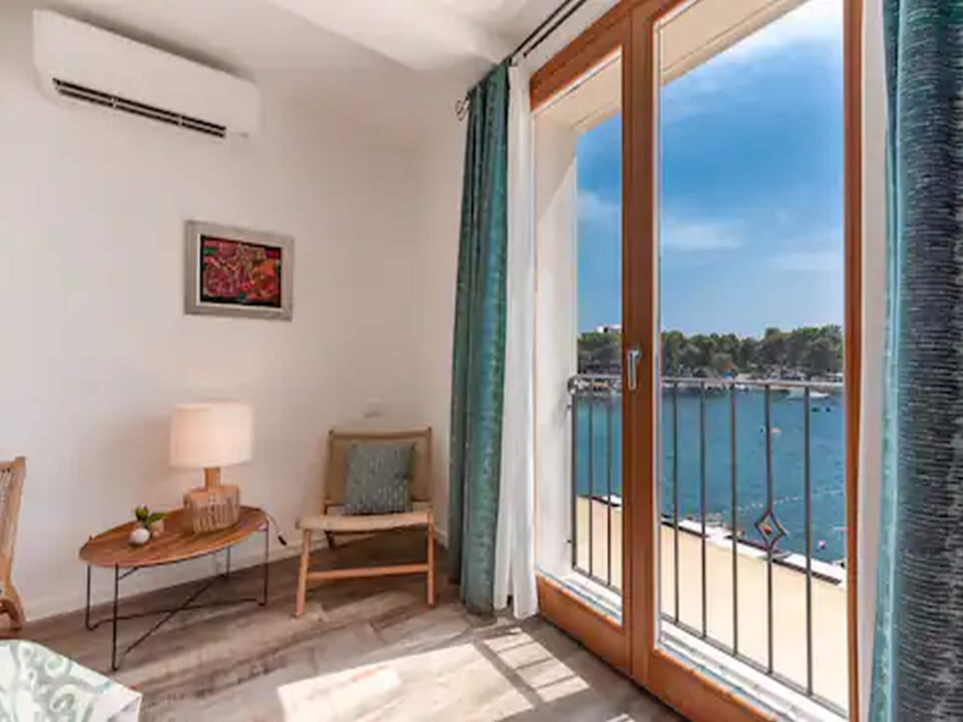 Luxe appartement met zeezicht op 10 meter van het strand in Trogir - foto 1