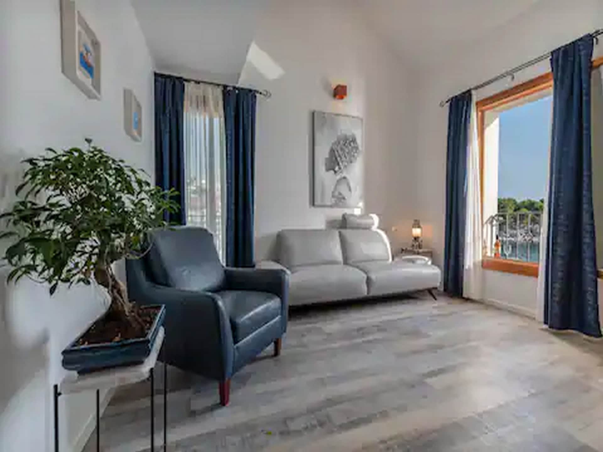 Luxe appartement met zeezicht in historisch Trogir - foto 3