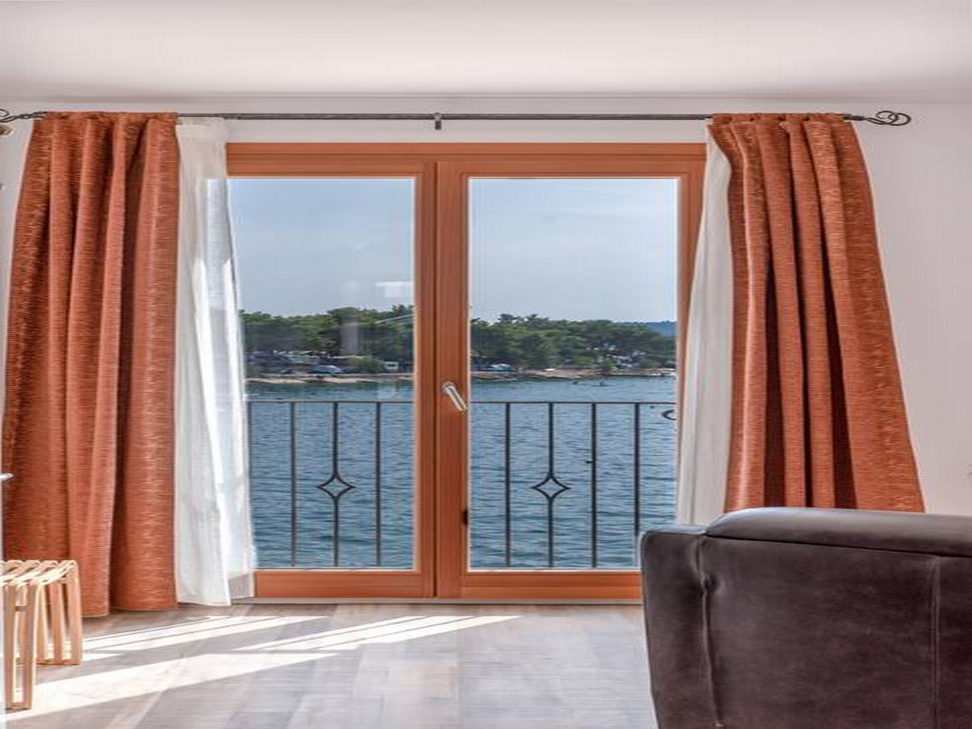 Luxe appartement met zeezicht in het historische Trogir - foto 1