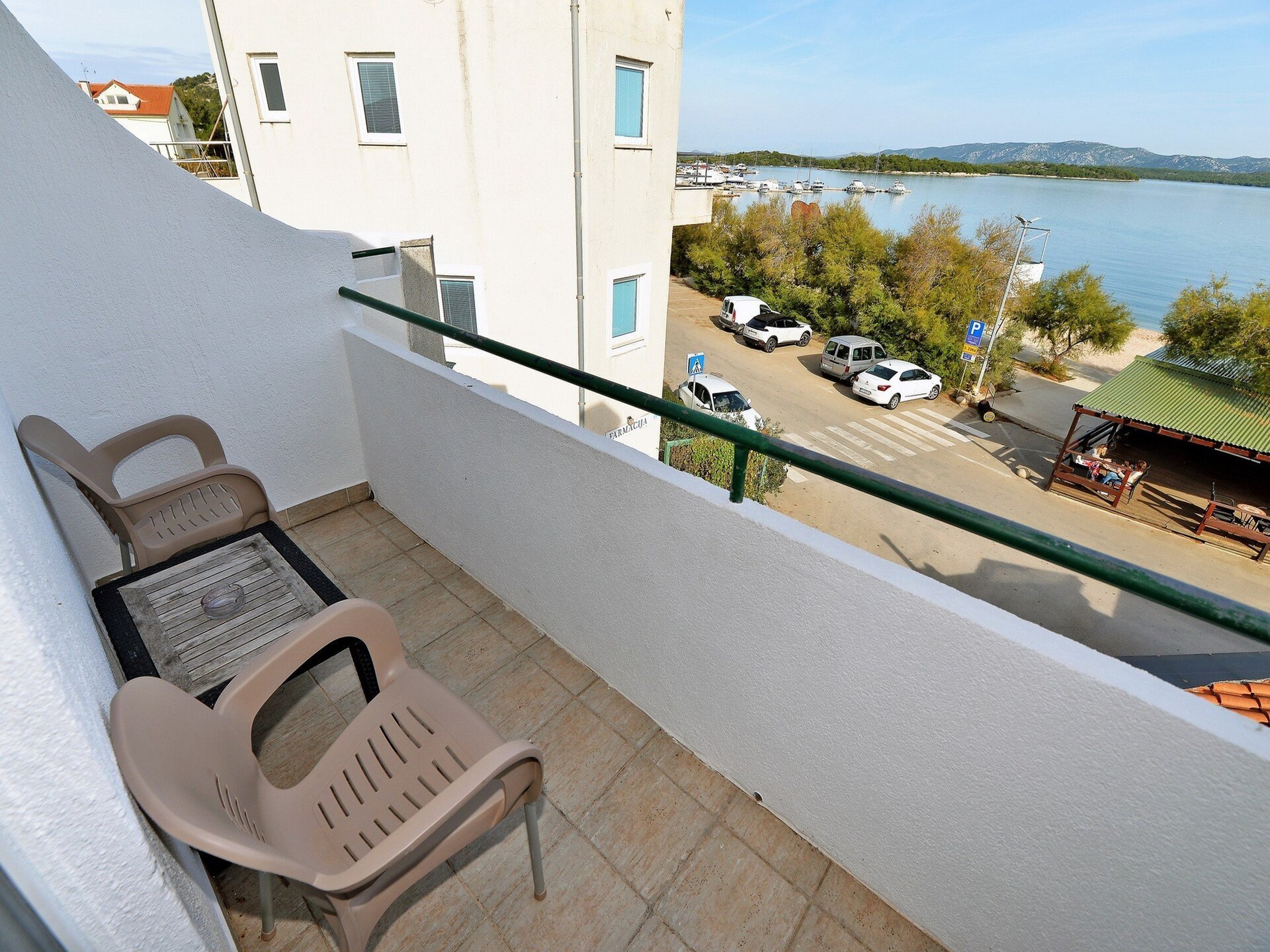 Appartement met balkon en zeezicht op 10 meter van het strand in Murter - foto 2