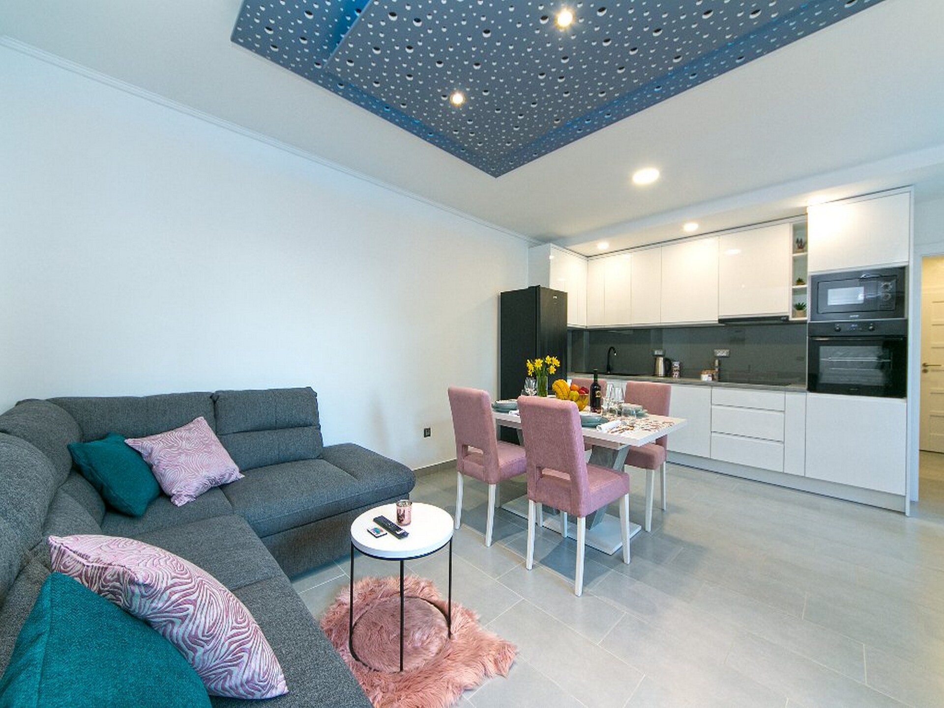 Licht appartement met terras in rustige baai van Brela - foto 1