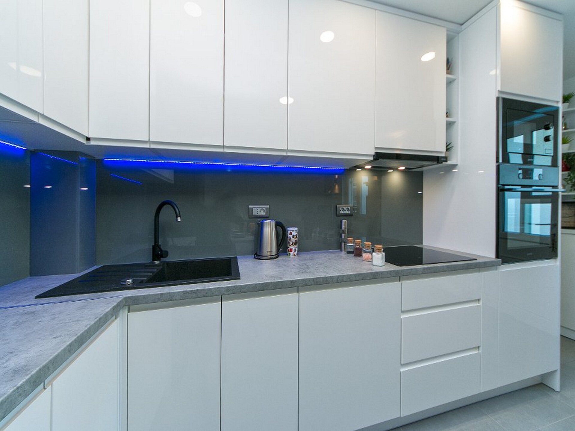 Licht appartement met terras in rustige baai van Brela - foto 8