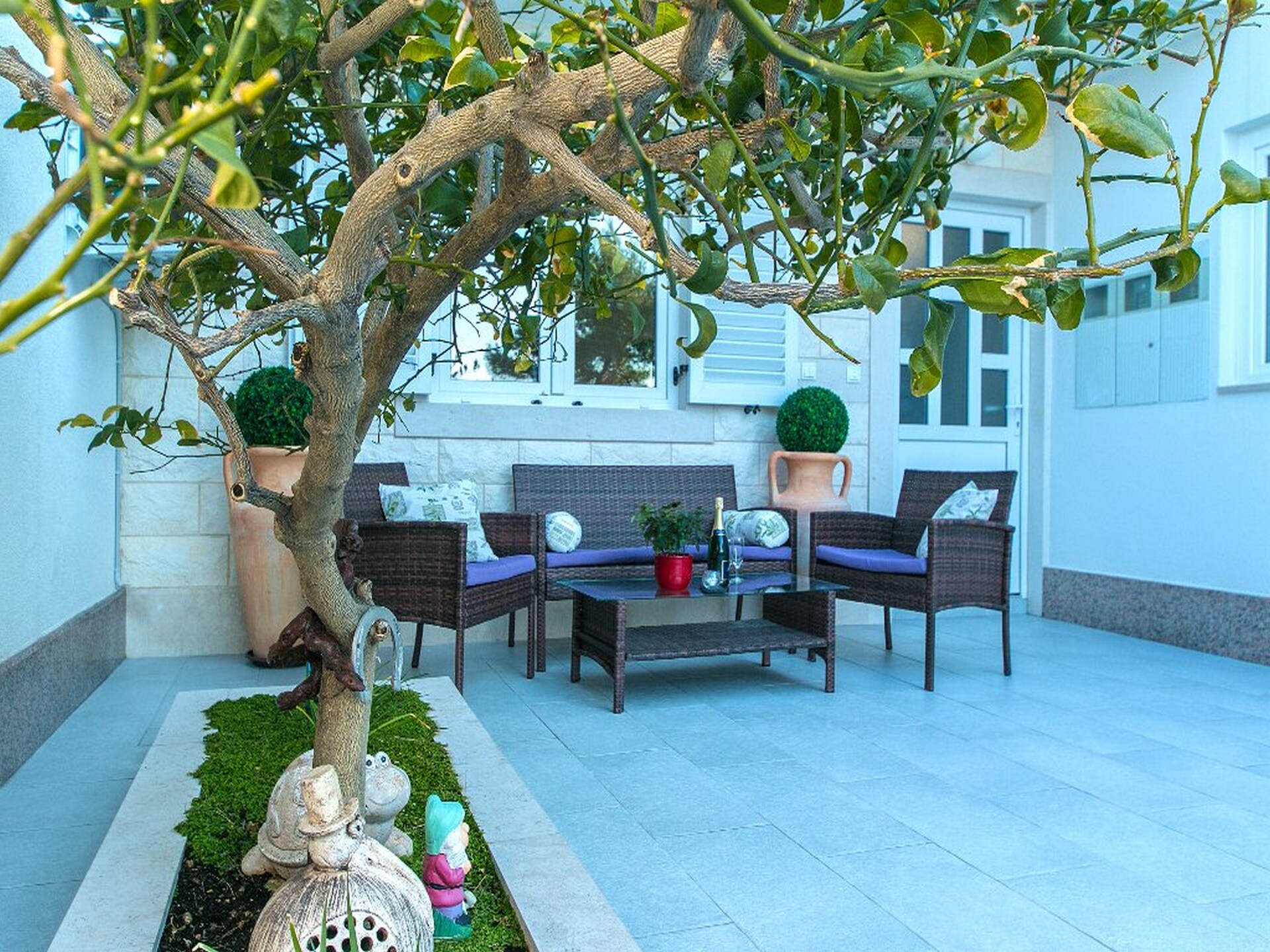 Licht appartement met terras in rustige baai van Brela - foto 2