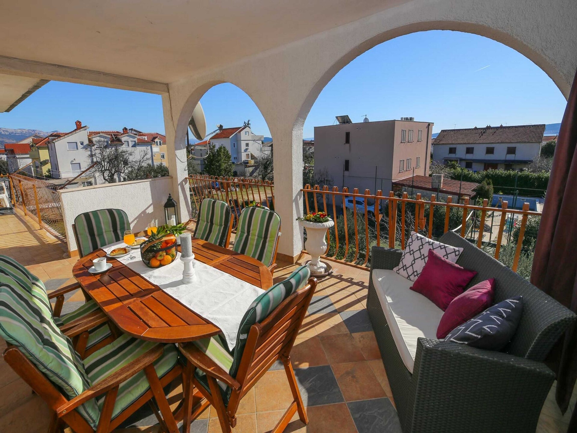 Ruim appartement met zeezicht en terras op 300 meter van het strand in Kaštel Štafilić - foto 27