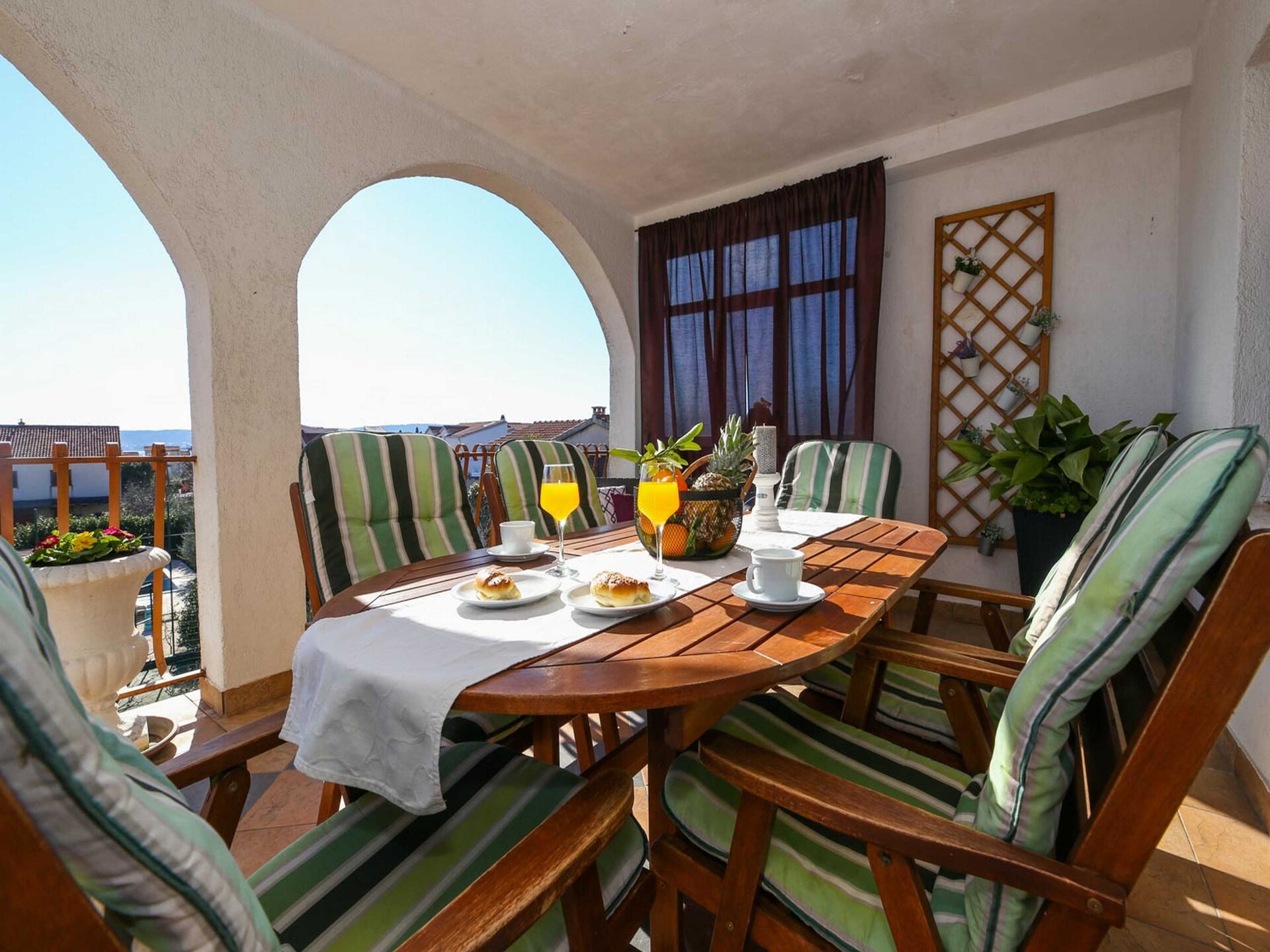 Ruim appartement met zeezicht en terras op 300 meter van het strand in Kaštel Štafilić - foto 26
